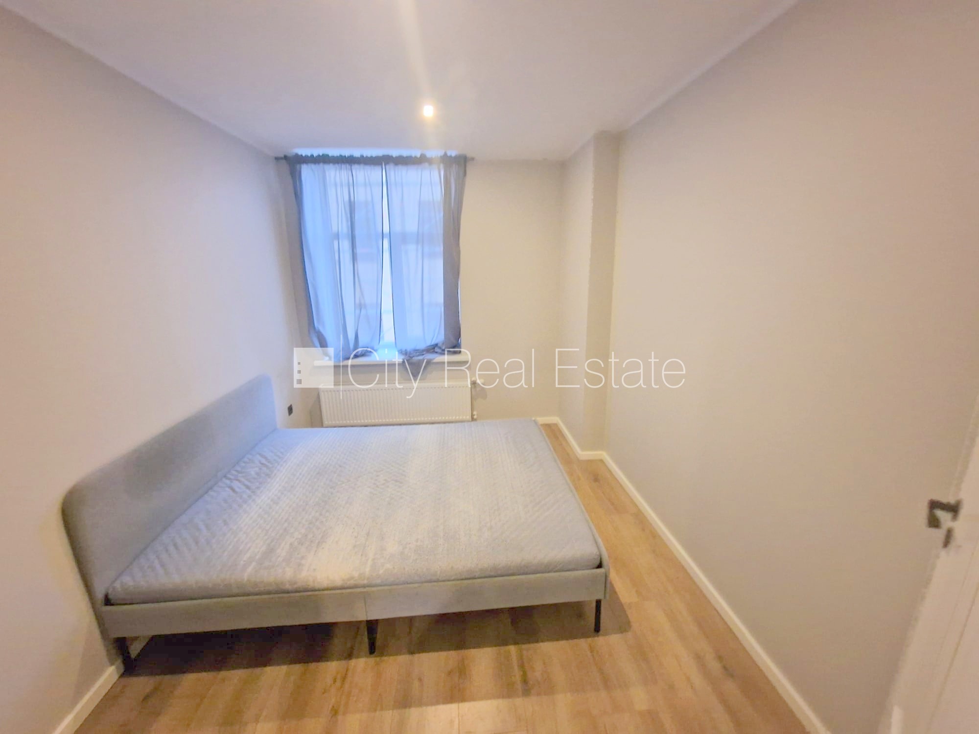 Sludinājumi. Pagalma ēka, renovēta māja, slēgts pagalms, ieeja no ielas un pagalma, kāpņu telpa pēc kapitālā Cena: 430 EUR/mēn Foto #10