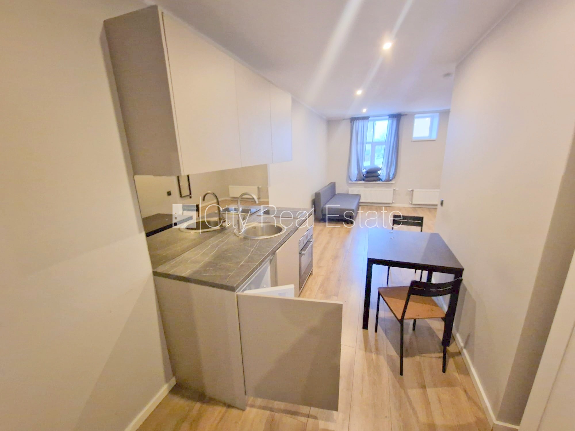 Sludinājumi. Pagalma ēka, renovēta māja, slēgts pagalms, ieeja no ielas un pagalma, kāpņu telpa pēc kapitālā Cena: 430 EUR/mēn Foto #5