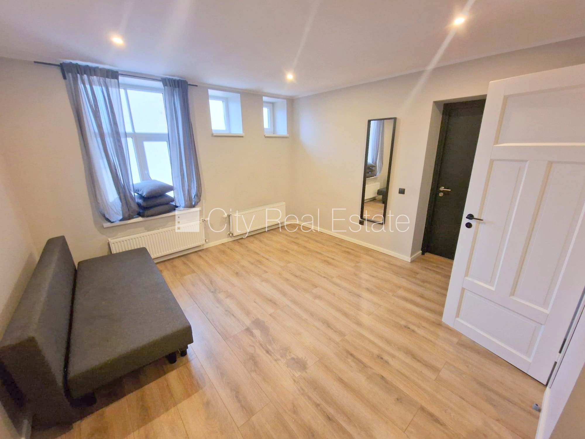 Sludinājumi. Pagalma ēka, renovēta māja, slēgts pagalms, ieeja no ielas un pagalma, kāpņu telpa pēc kapitālā Cena: 430 EUR/mēn Foto #15