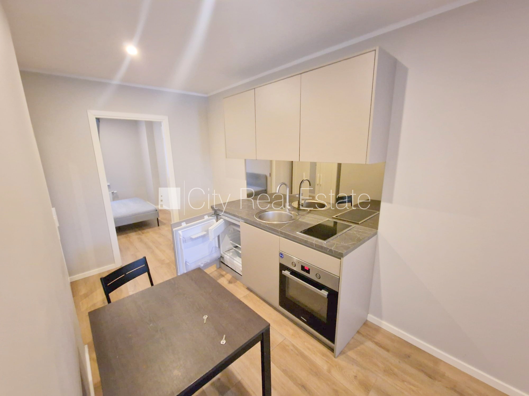 Sludinājumi. Pagalma ēka, renovēta māja, slēgts pagalms, ieeja no ielas un pagalma, kāpņu telpa pēc kapitālā Cena: 430 EUR/mēn Foto #3