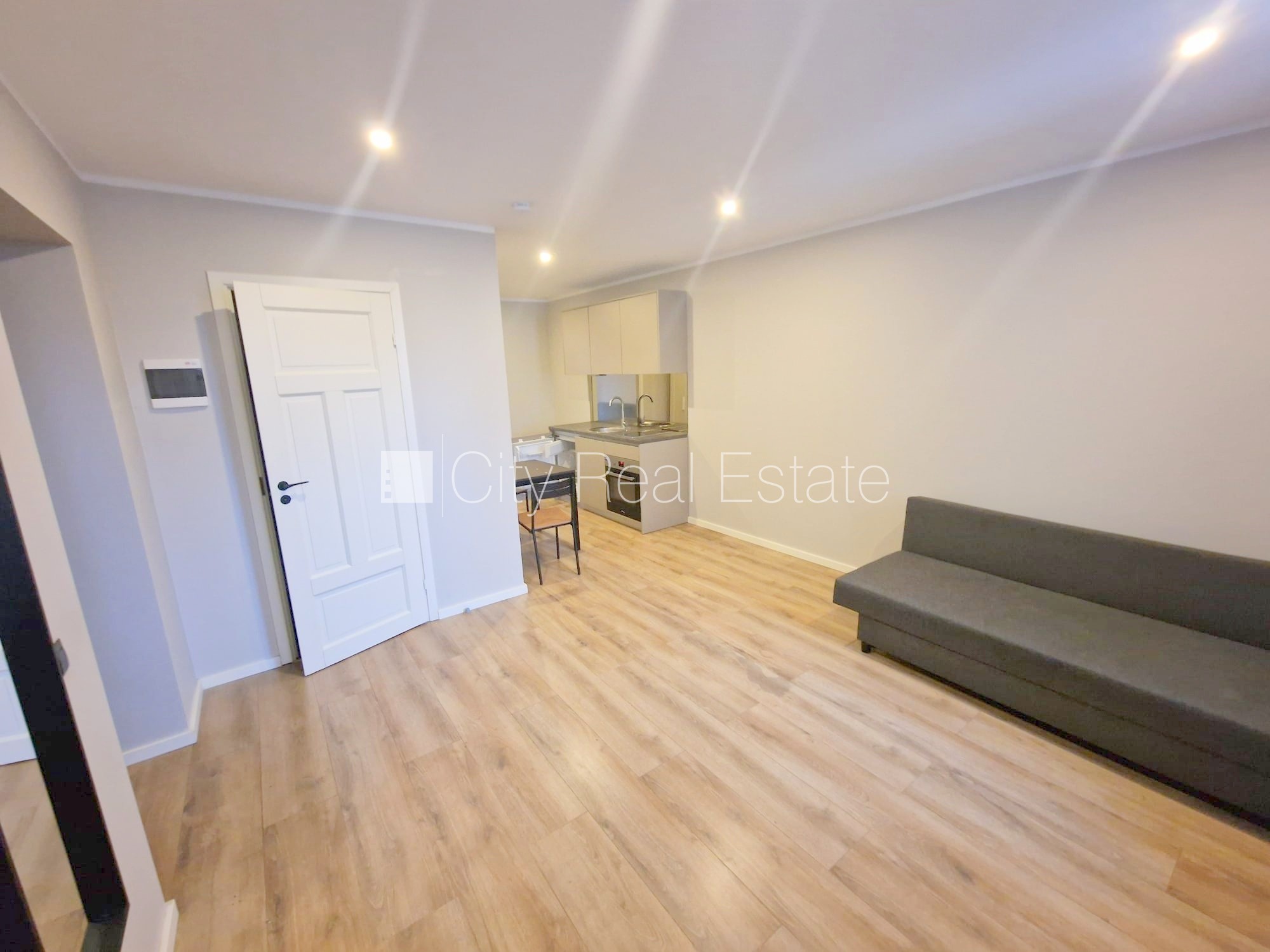 Sludinājumi. Pagalma ēka, renovēta māja, slēgts pagalms, ieeja no ielas un pagalma, kāpņu telpa pēc kapitālā Cena: 430 EUR/mēn Foto #2