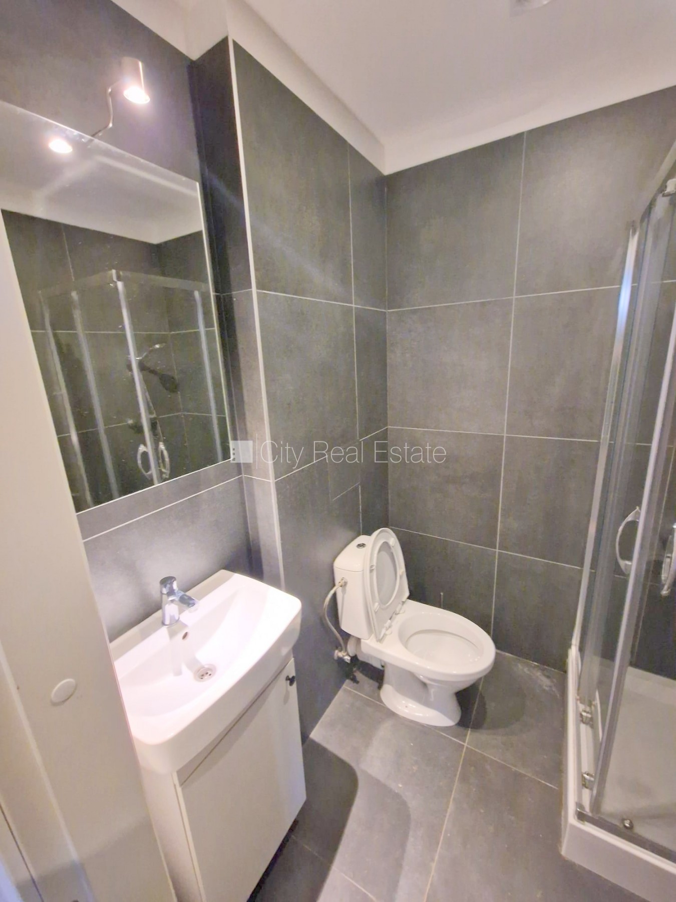 Sludinājumi. Pagalma ēka, renovēta māja, slēgts pagalms, ieeja no ielas un pagalma, kāpņu telpa pēc kapitālā Cena: 430 EUR/mēn Foto #16