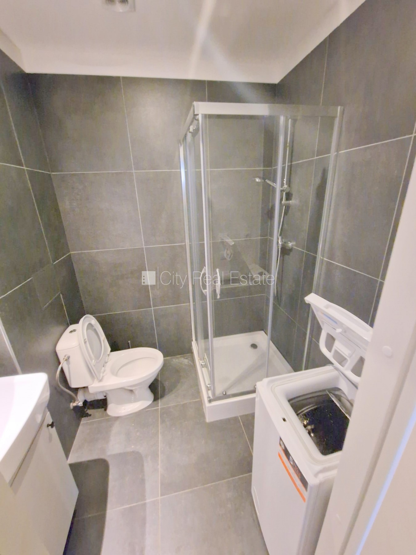 Sludinājumi. Pagalma ēka, renovēta māja, slēgts pagalms, ieeja no ielas un pagalma, kāpņu telpa pēc kapitālā Cena: 430 EUR/mēn Foto #17