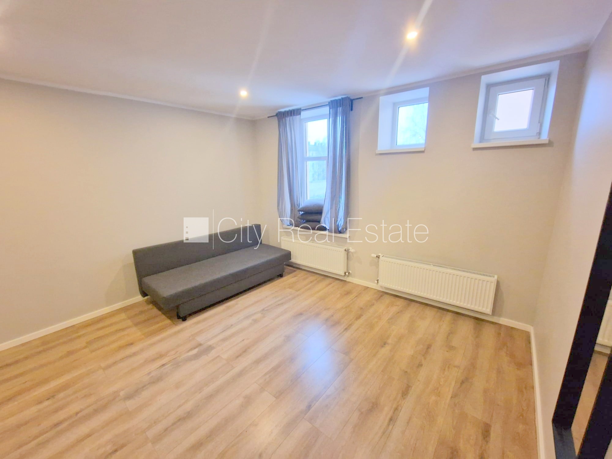 Sludinājumi. Pagalma ēka, renovēta māja, slēgts pagalms, ieeja no ielas un pagalma, kāpņu telpa pēc kapitālā Cena: 430 EUR/mēn Foto #14