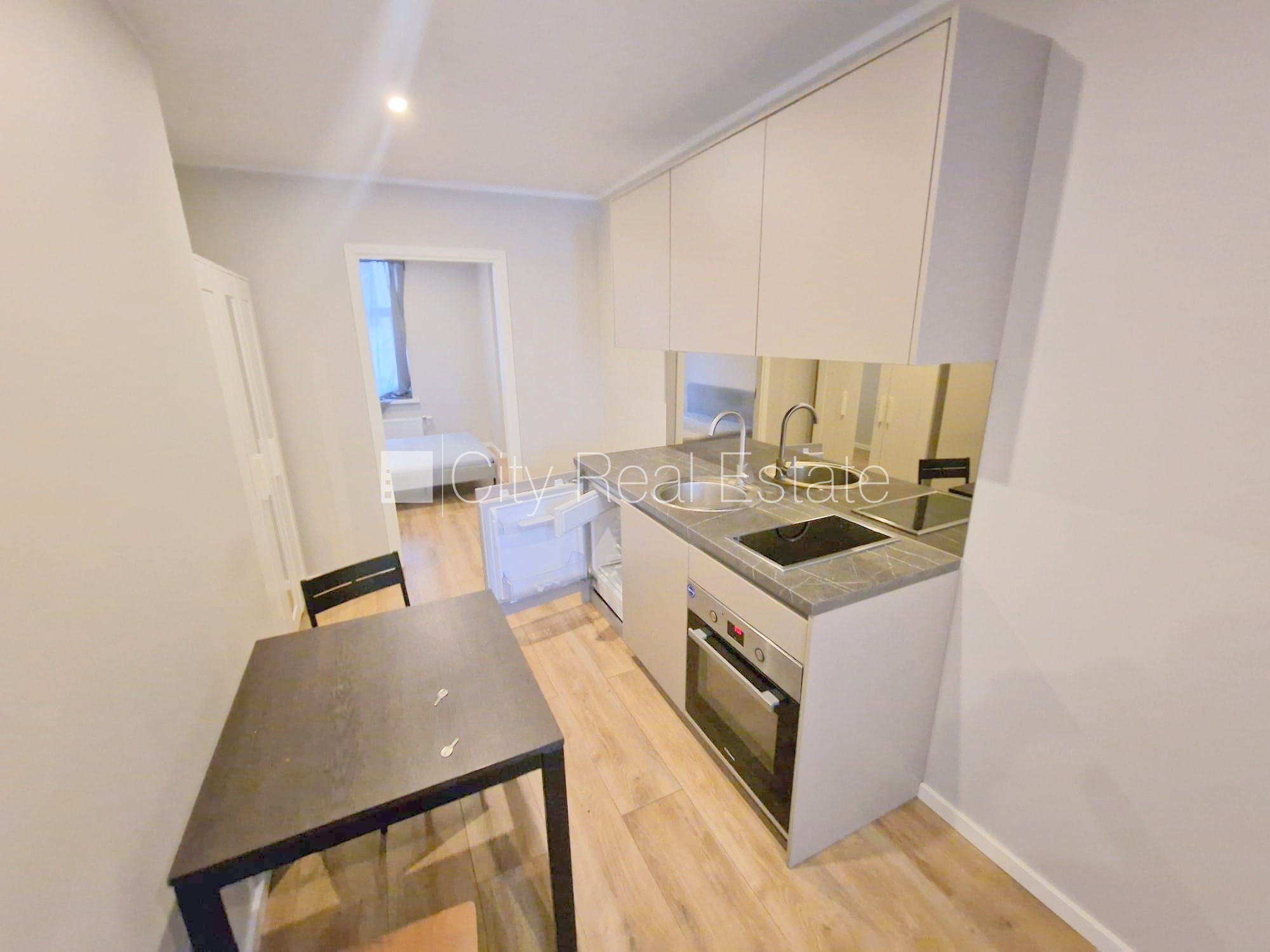 Sludinājumi. Pagalma ēka, renovēta māja, slēgts pagalms, ieeja no ielas un pagalma, kāpņu telpa pēc kapitālā Cena: 430 EUR/mēn Foto #7