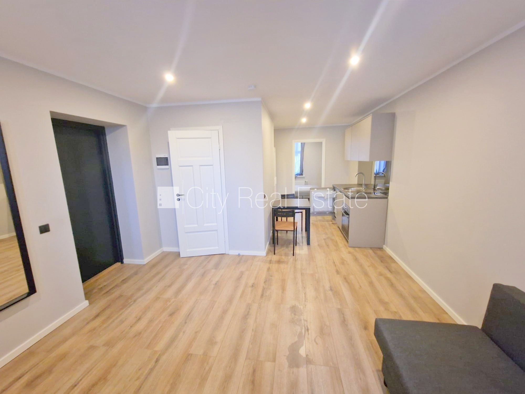 Sludinājumi. Pagalma ēka, renovēta māja, slēgts pagalms, ieeja no ielas un pagalma, kāpņu telpa pēc kapitālā Cena: 430 EUR/mēn Foto #1