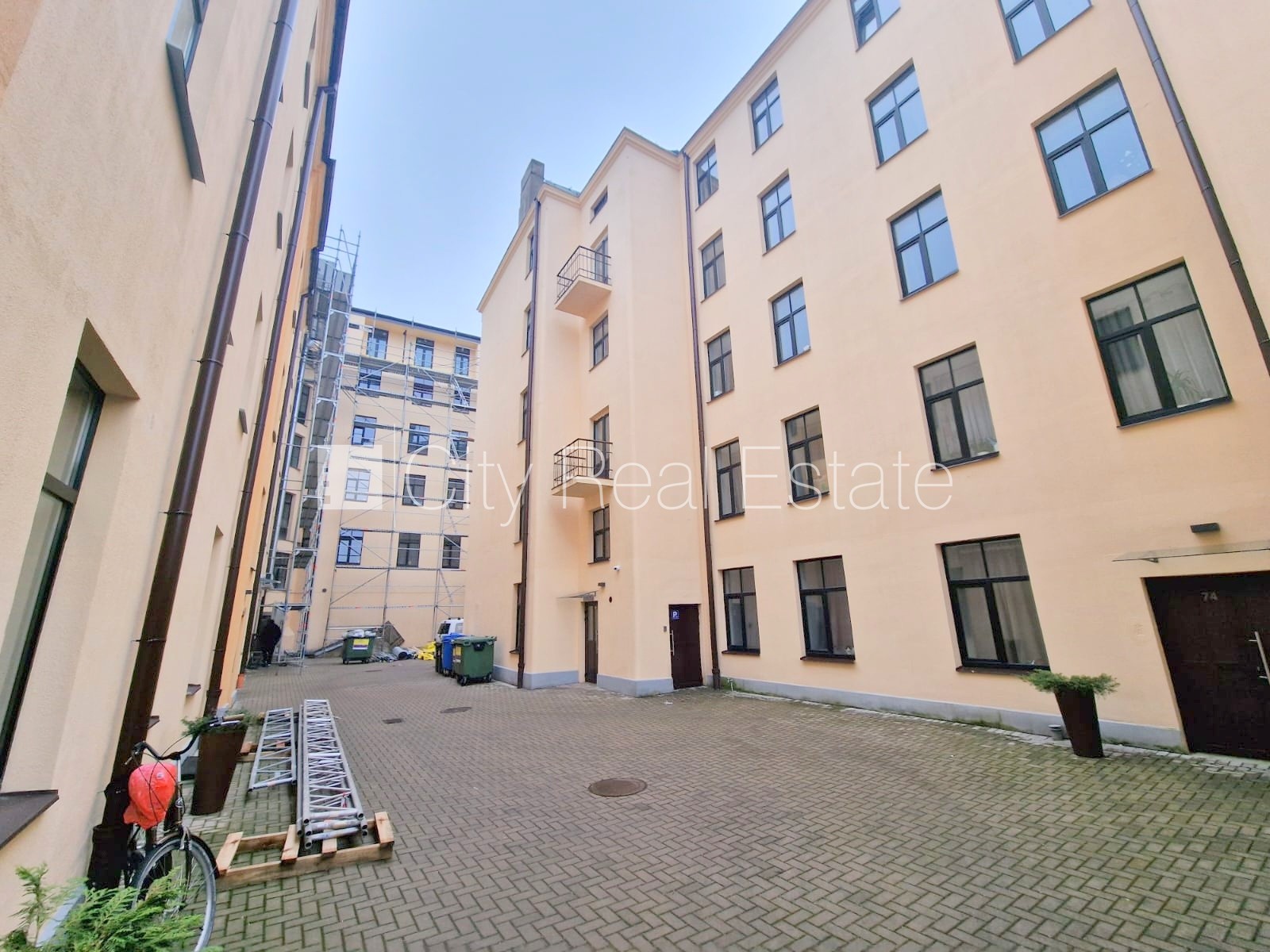 Sludinājumi. Pagalma ēka, renovēta māja, slēgts pagalms, ieeja no ielas un pagalma, kāpņu telpa pēc kapitālā Cena: 430 EUR/mēn Foto #18