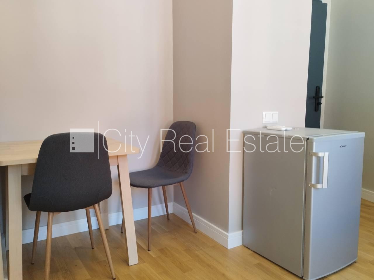 Sludinājumi. Fasādes māja, iespēja nomāt autostāvvietu, ieeja no ielas, kāpņu telpa pēc kapitālā remonta, Cena: 500 EUR/mēn Foto #4