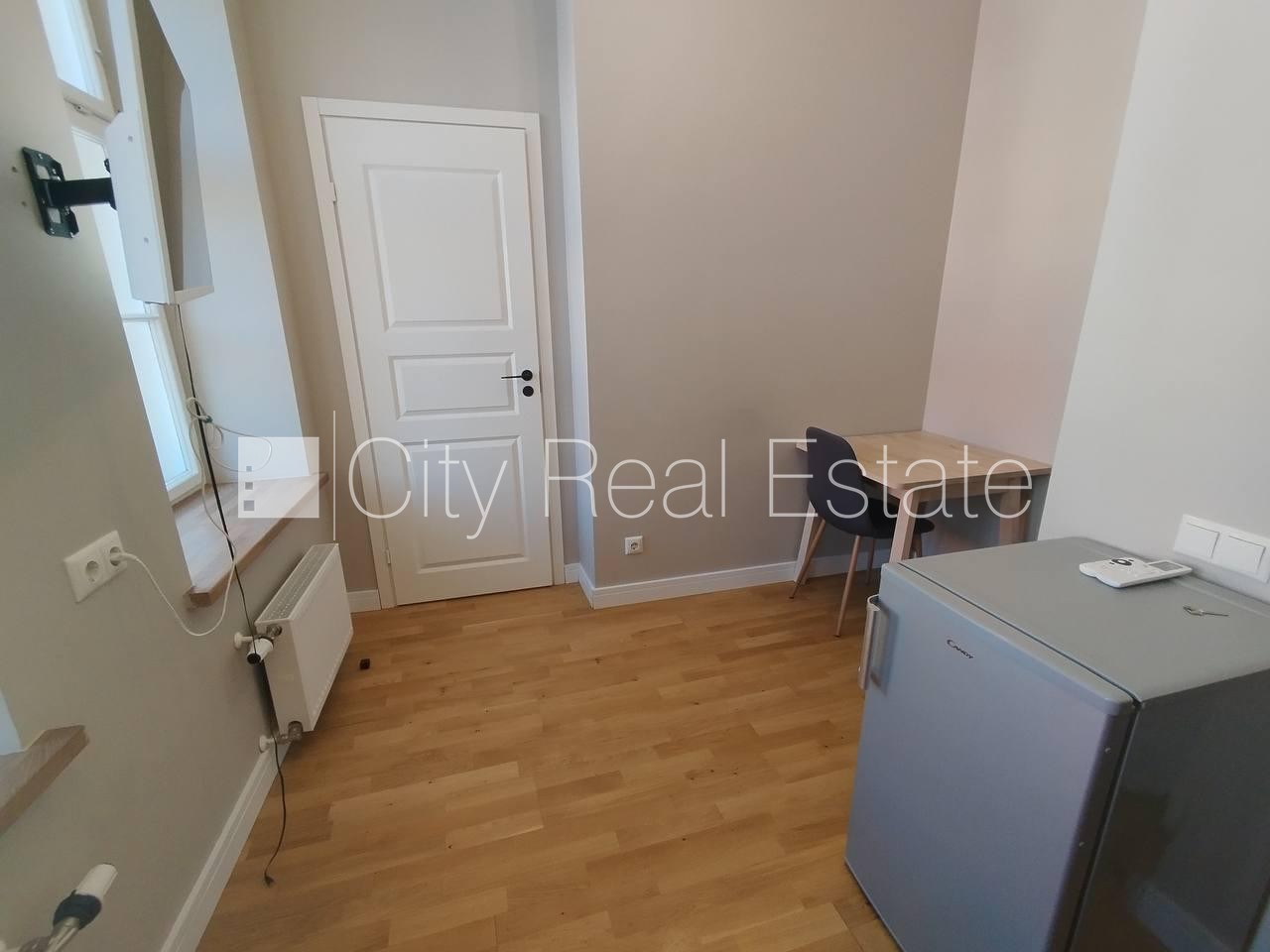 Sludinājumi. Fasādes māja, iespēja nomāt autostāvvietu, ieeja no ielas, kāpņu telpa pēc kapitālā remonta, Cena: 500 EUR/mēn Foto #3