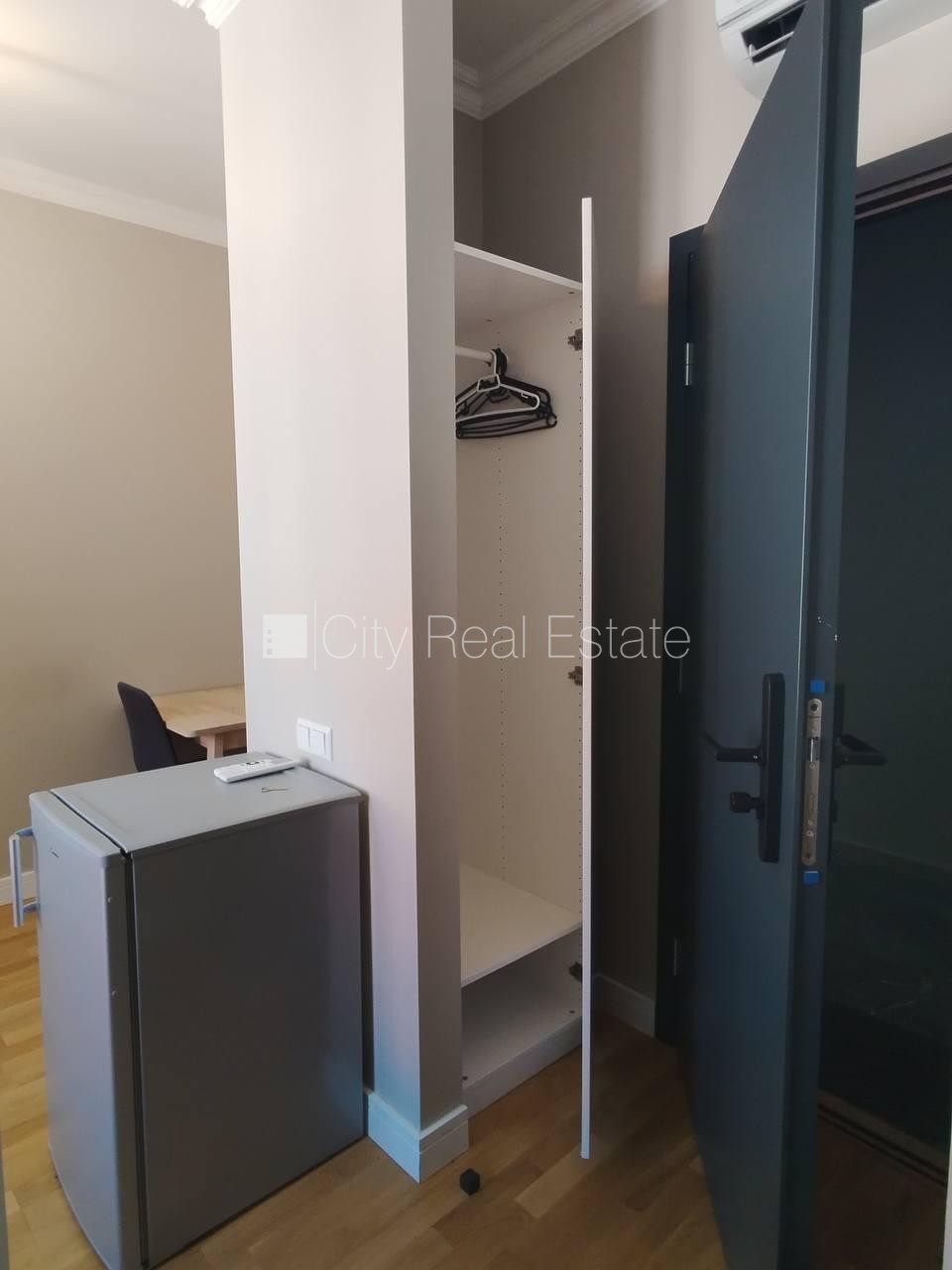 Sludinājumi. Fasādes māja, iespēja nomāt autostāvvietu, ieeja no ielas, kāpņu telpa pēc kapitālā remonta, Cena: 500 EUR/mēn Foto #9