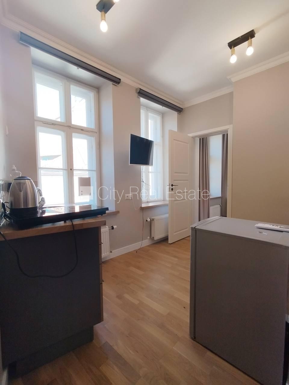 Sludinājumi. Fasādes māja, iespēja nomāt autostāvvietu, ieeja no ielas, kāpņu telpa pēc kapitālā remonta, Cena: 500 EUR/mēn Foto #8