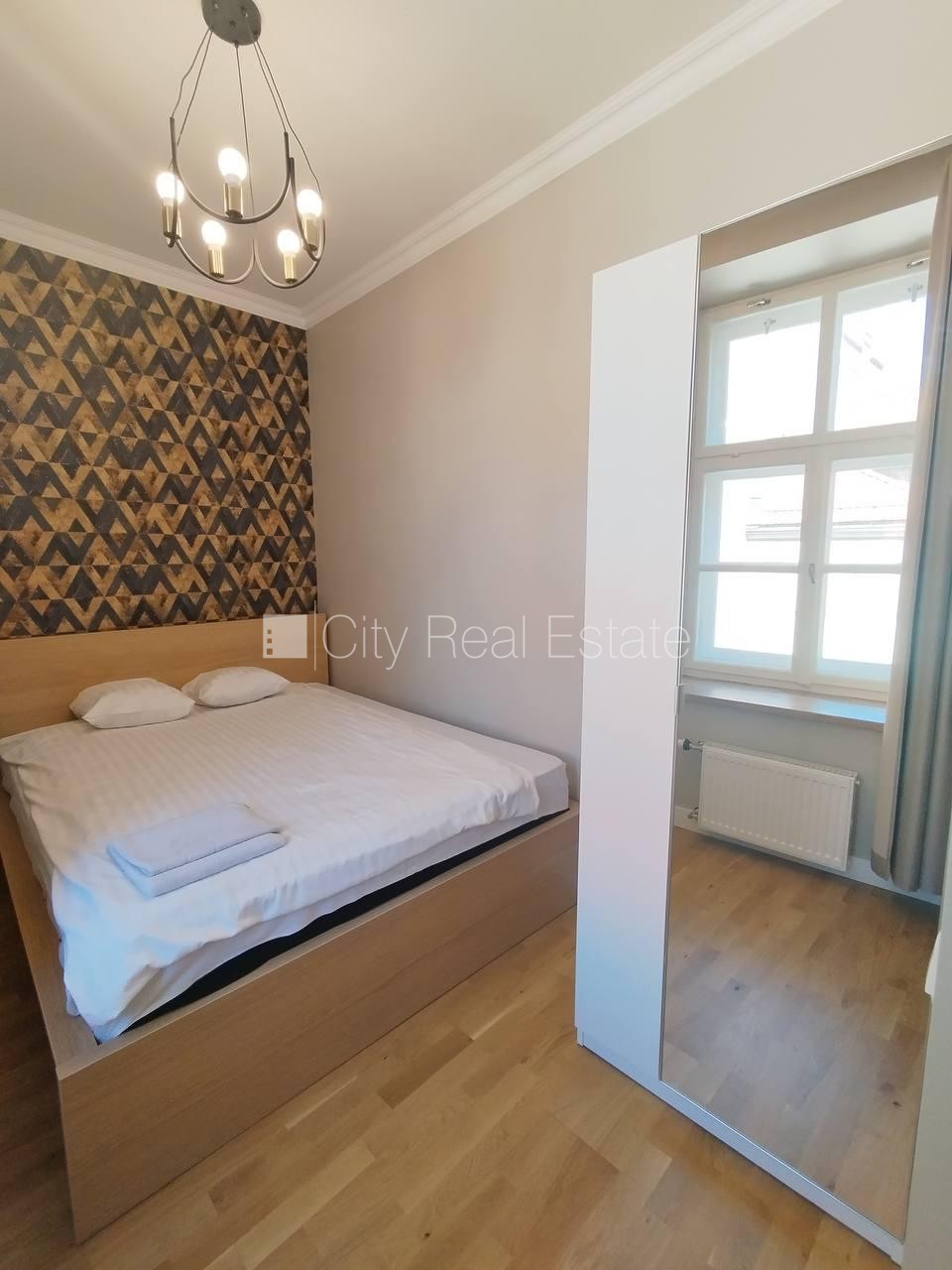 Sludinājumi. Fasādes māja, iespēja nomāt autostāvvietu, ieeja no ielas, kāpņu telpa pēc kapitālā remonta, Cena: 500 EUR/mēn Foto #1