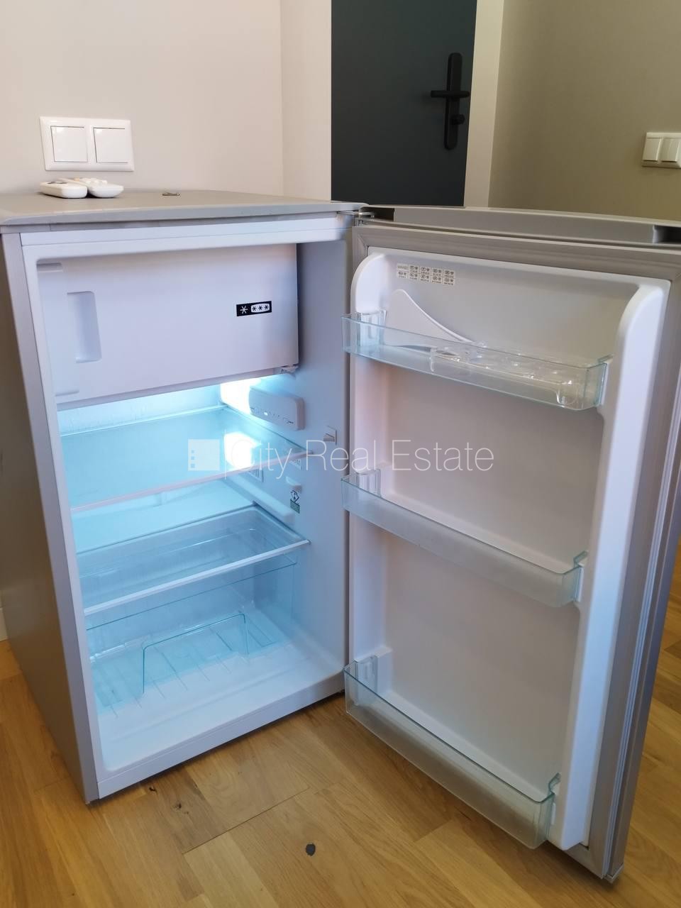 Sludinājumi. Fasādes māja, iespēja nomāt autostāvvietu, ieeja no ielas, kāpņu telpa pēc kapitālā remonta, Cena: 500 EUR/mēn Foto #5