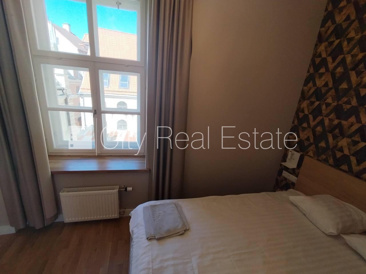 Sludinājumi. Fasādes māja, iespēja nomāt autostāvvietu, ieeja no ielas, kāpņu telpa pēc kapitālā remonta, Cena: 500 EUR/mēn Foto #2