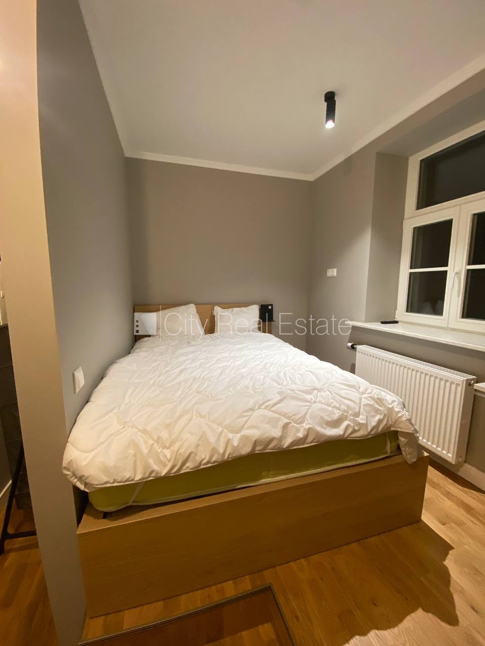 Sludinājumi. Fasādes māja, ieeja no ielas, kāpņu telpa pēc kapitālā remonta, logi vērsti uz pagalma pusi, studio Cena: 500 EUR/mēn Foto #2