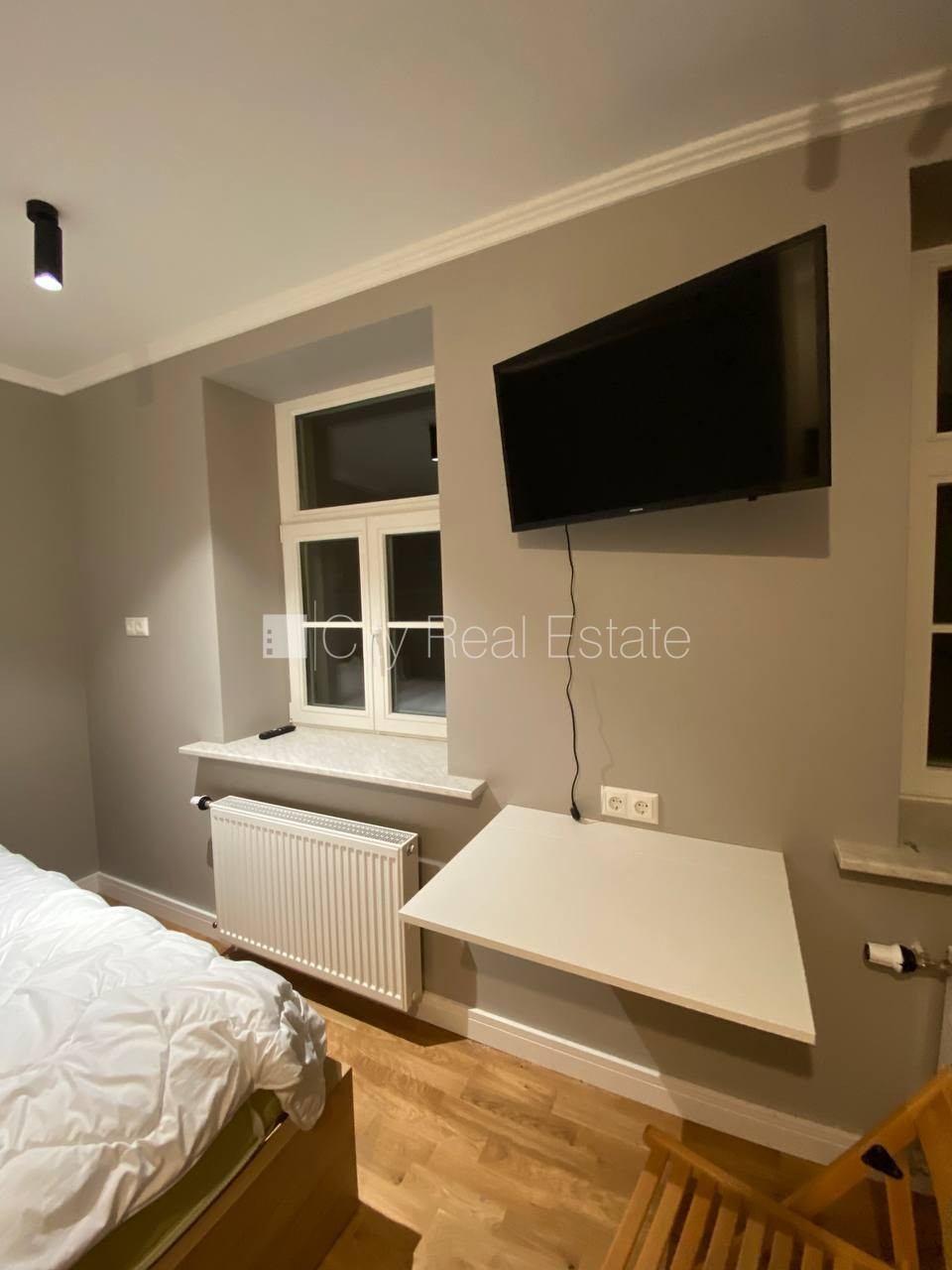 Sludinājumi. Fasādes māja, ieeja no ielas, kāpņu telpa pēc kapitālā remonta, logi vērsti uz pagalma pusi, studio Cena: 500 EUR/mēn Foto #3