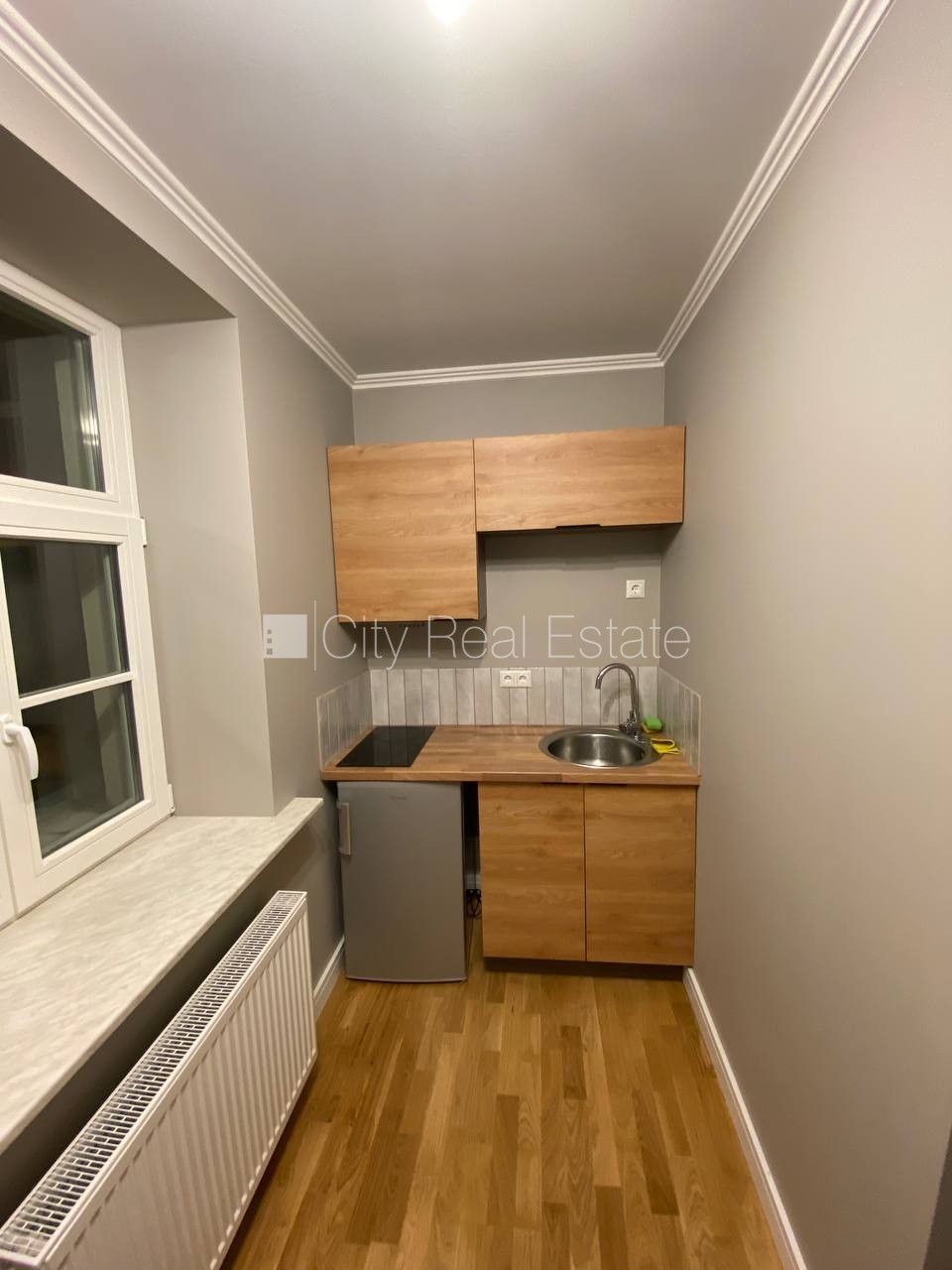 Sludinājumi. Fasādes māja, ieeja no ielas, kāpņu telpa pēc kapitālā remonta, logi vērsti uz pagalma pusi, studio Cena: 500 EUR/mēn Foto #4