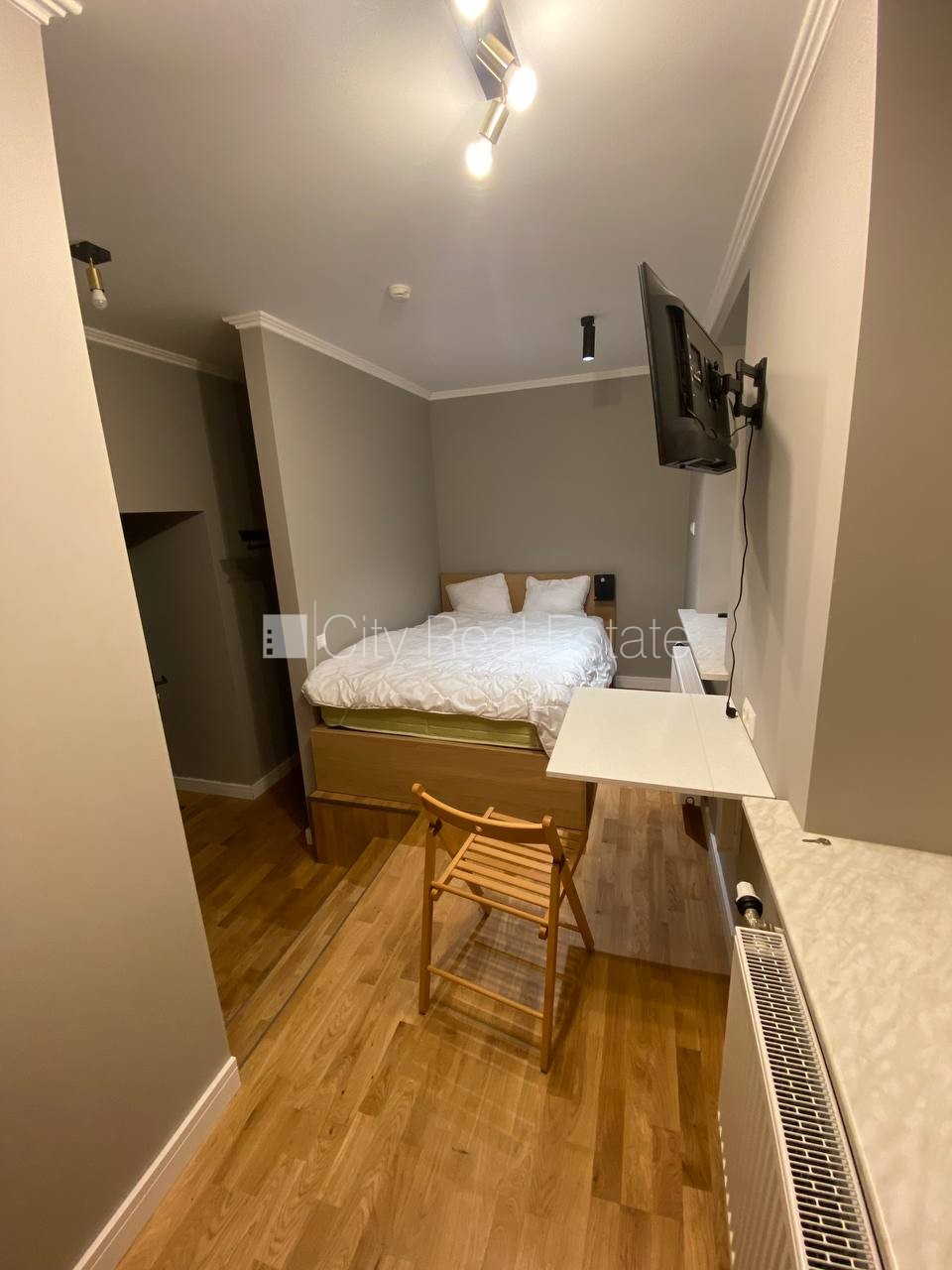 Sludinājumi. Fasādes māja, ieeja no ielas, kāpņu telpa pēc kapitālā remonta, logi vērsti uz pagalma pusi, studio Cena: 500 EUR/mēn Foto #1