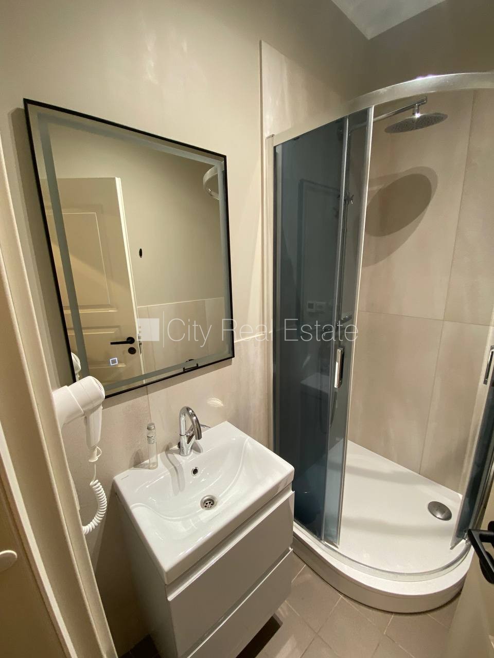 Sludinājumi. Fasādes māja, ieeja no ielas, kāpņu telpa pēc kapitālā remonta, logi vērsti uz pagalma pusi, studio Cena: 500 EUR/mēn Foto #5