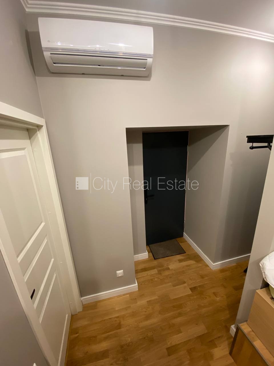 Sludinājumi. Fasādes māja, ieeja no ielas, kāpņu telpa pēc kapitālā remonta, logi vērsti uz pagalma pusi, studio Cena: 500 EUR/mēn Foto #8