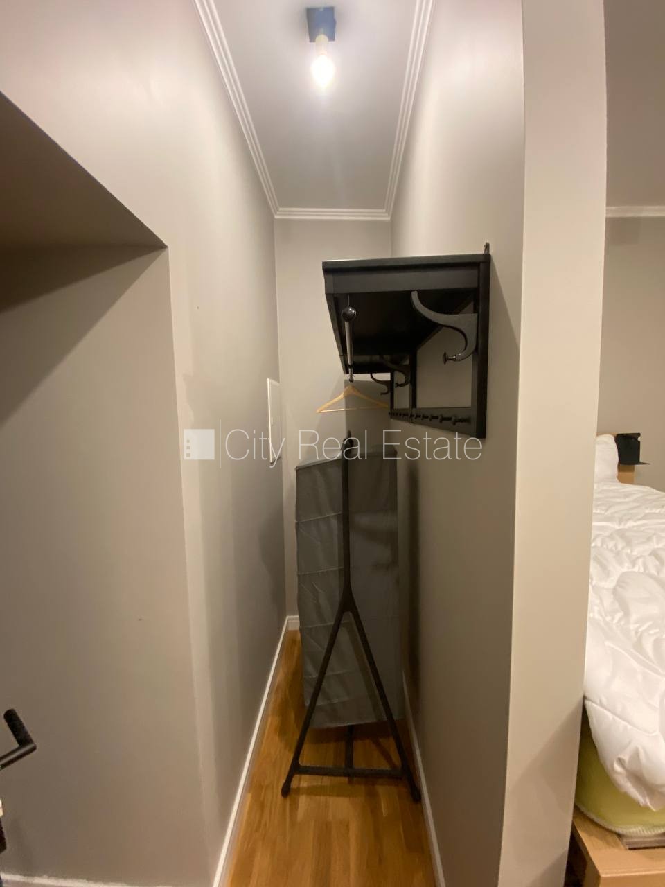 Sludinājumi. Fasādes māja, ieeja no ielas, kāpņu telpa pēc kapitālā remonta, logi vērsti uz pagalma pusi, studio Cena: 500 EUR/mēn Foto #7