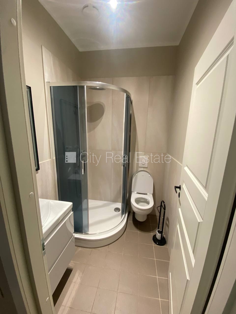 Sludinājumi. Fasādes māja, ieeja no ielas, kāpņu telpa pēc kapitālā remonta, logi vērsti uz pagalma pusi, studio Cena: 500 EUR/mēn Foto #6