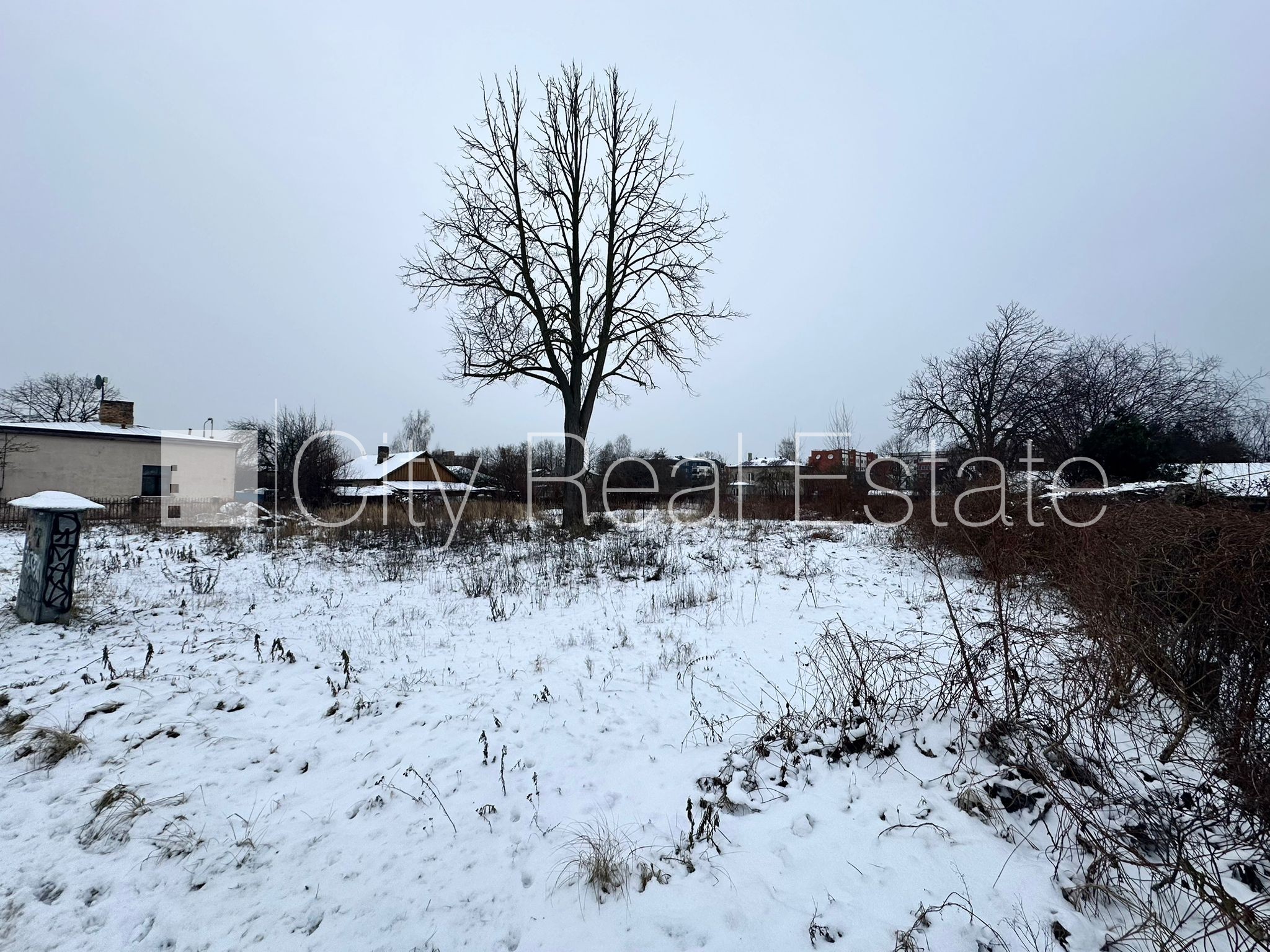 Объявление. Территория обнесена забором, разрешено строить двухэтажное здание, разрешено строить многоэтажный Цена: 159000 EUR Foto #3