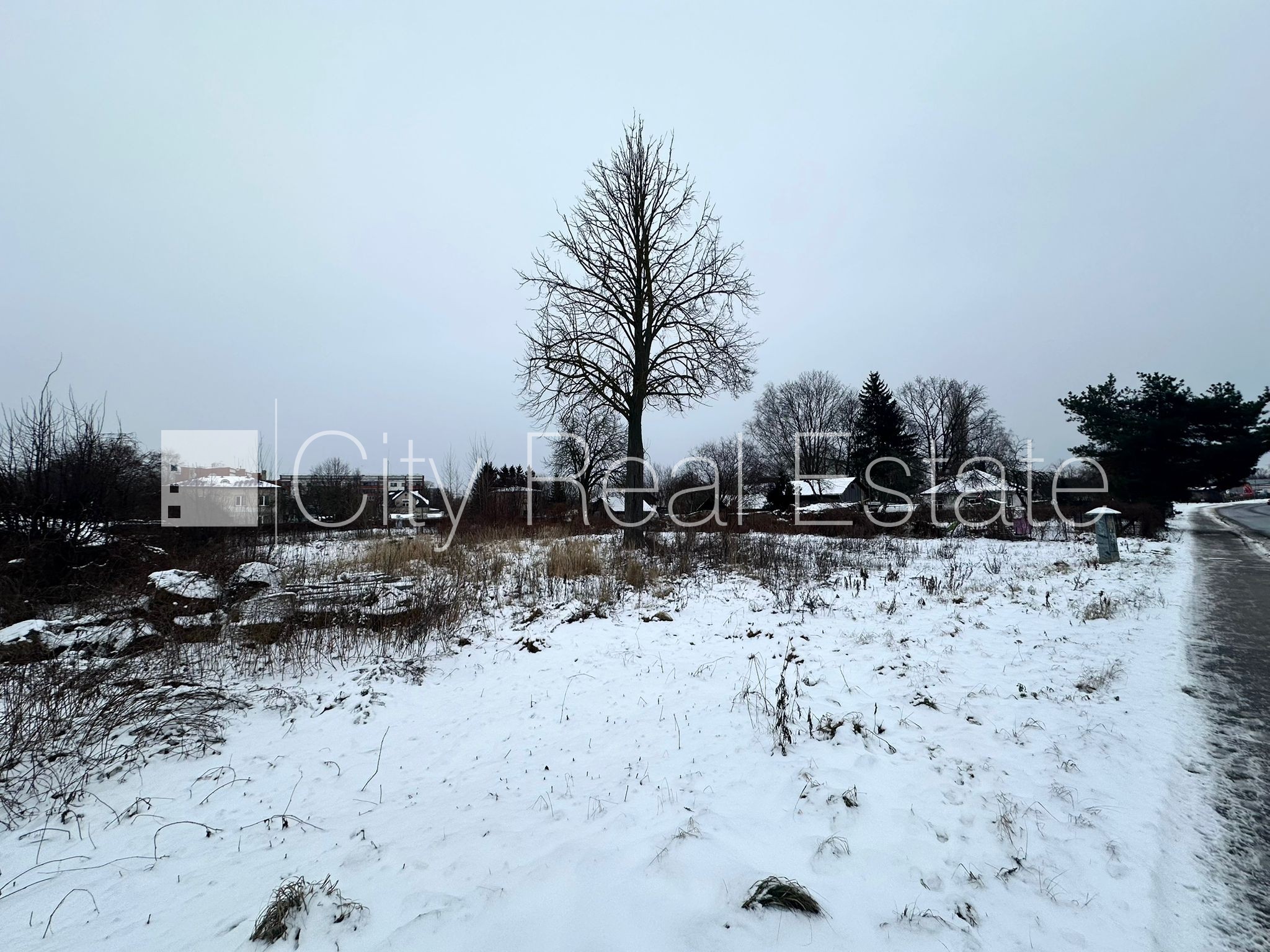 Объявление. Территория обнесена забором, разрешено строить двухэтажное здание, разрешено строить многоэтажный Цена: 159000 EUR Foto #2