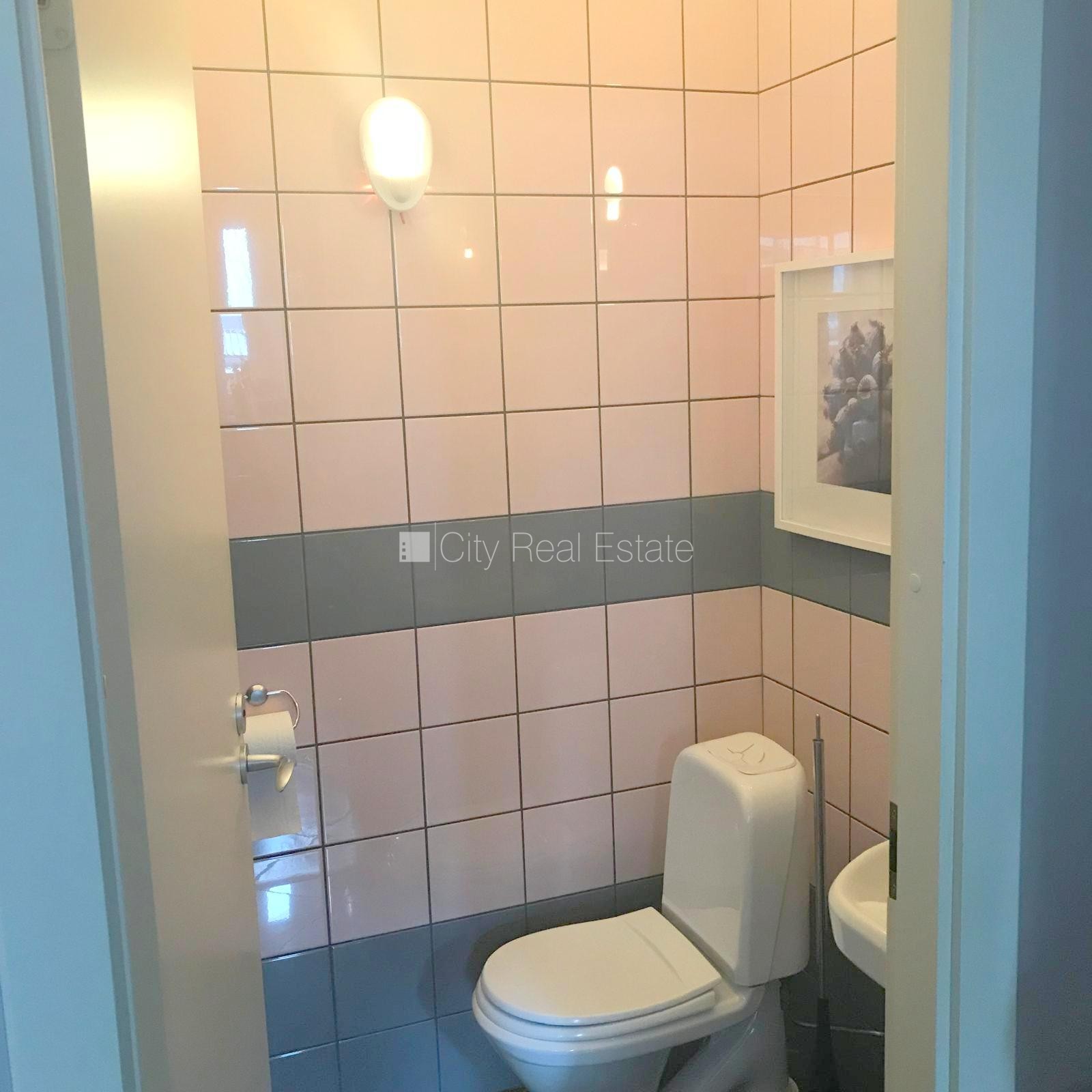 Sludinājumi. Fasādes māja, slēgts pagalms, vieta automašīnai, ieeja no ielas, kāpņu telpa pēc kosmētiskā Cena: 1500 EUR/mēn Foto #25