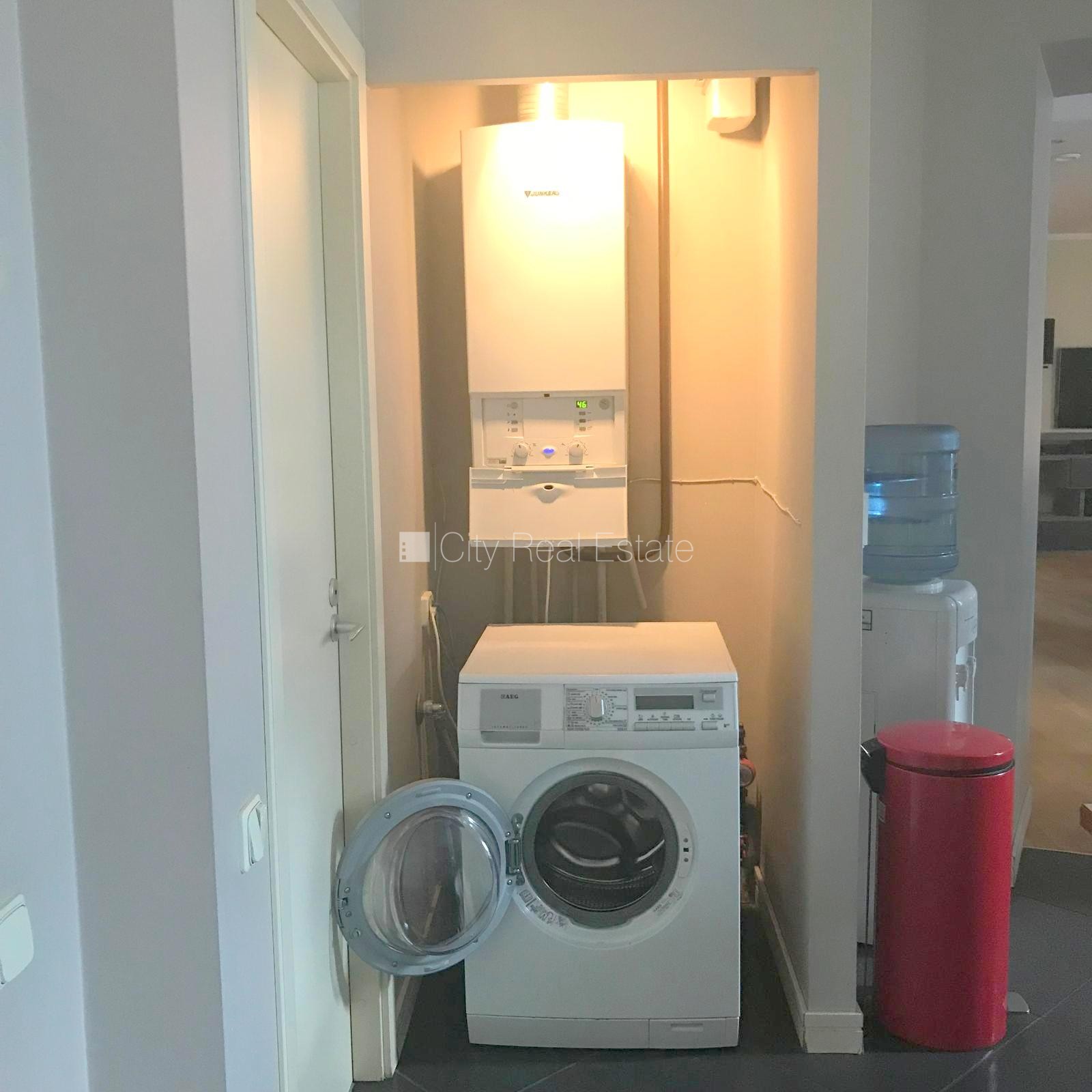 Sludinājumi. Fasādes māja, slēgts pagalms, vieta automašīnai, ieeja no ielas, kāpņu telpa pēc kosmētiskā Cena: 1500 EUR/mēn Foto #23