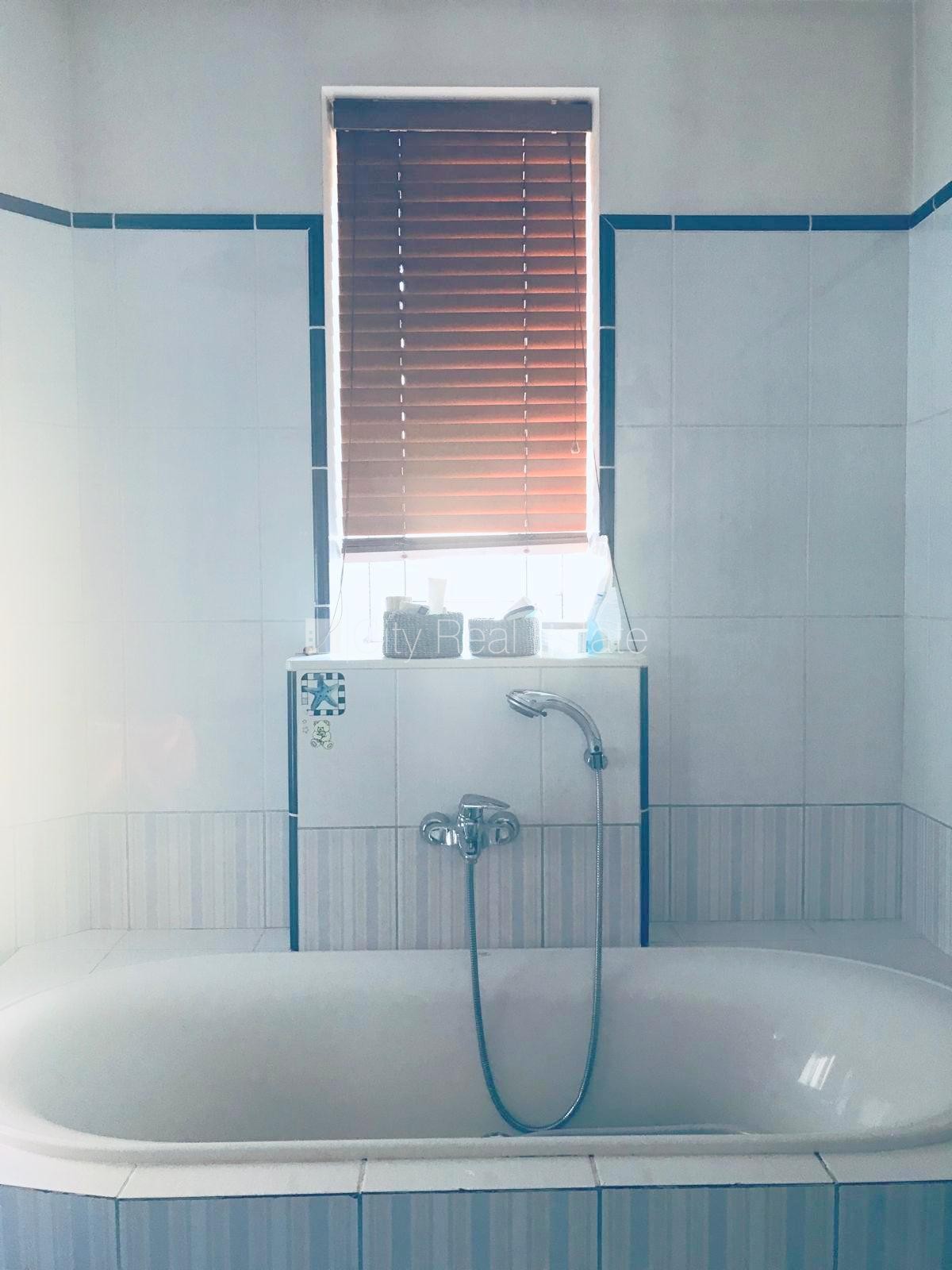 Sludinājumi. Fasādes māja, slēgts pagalms, vieta automašīnai, ieeja no ielas, kāpņu telpa pēc kosmētiskā Cena: 1500 EUR/mēn Foto #24