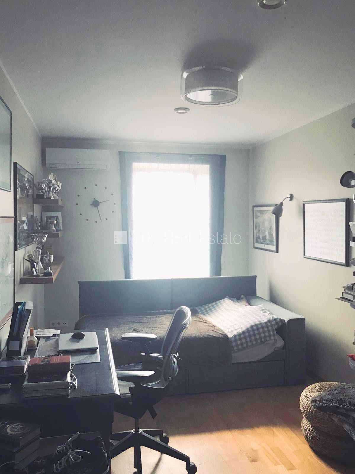 Sludinājumi. Fasādes māja, slēgts pagalms, vieta automašīnai, ieeja no ielas, kāpņu telpa pēc kosmētiskā Cena: 1500 EUR/mēn Foto #19