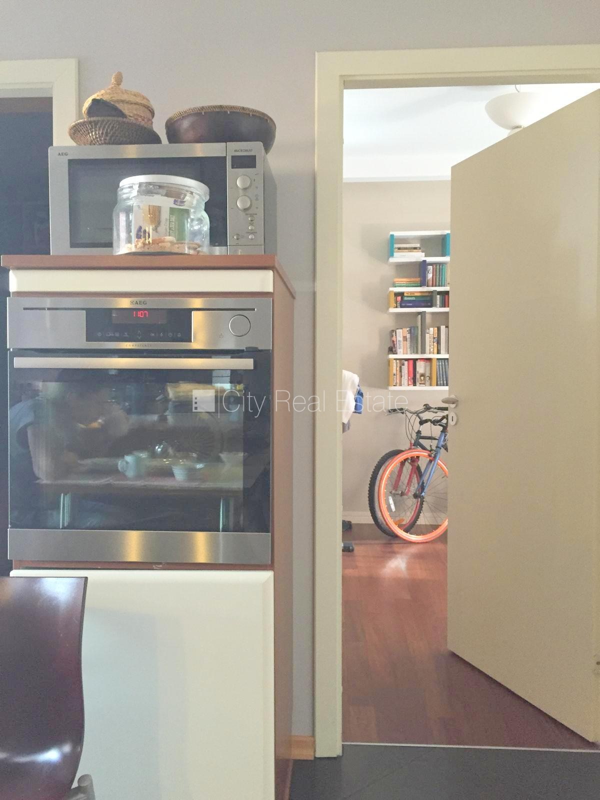 Sludinājumi. Fasādes māja, slēgts pagalms, vieta automašīnai, ieeja no ielas, kāpņu telpa pēc kosmētiskā Cena: 1500 EUR/mēn Foto #11