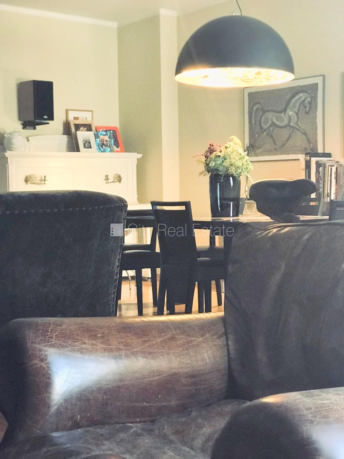 Sludinājumi. Fasādes māja, slēgts pagalms, vieta automašīnai, ieeja no ielas, kāpņu telpa pēc kosmētiskā Cena: 1500 EUR/mēn Foto #5