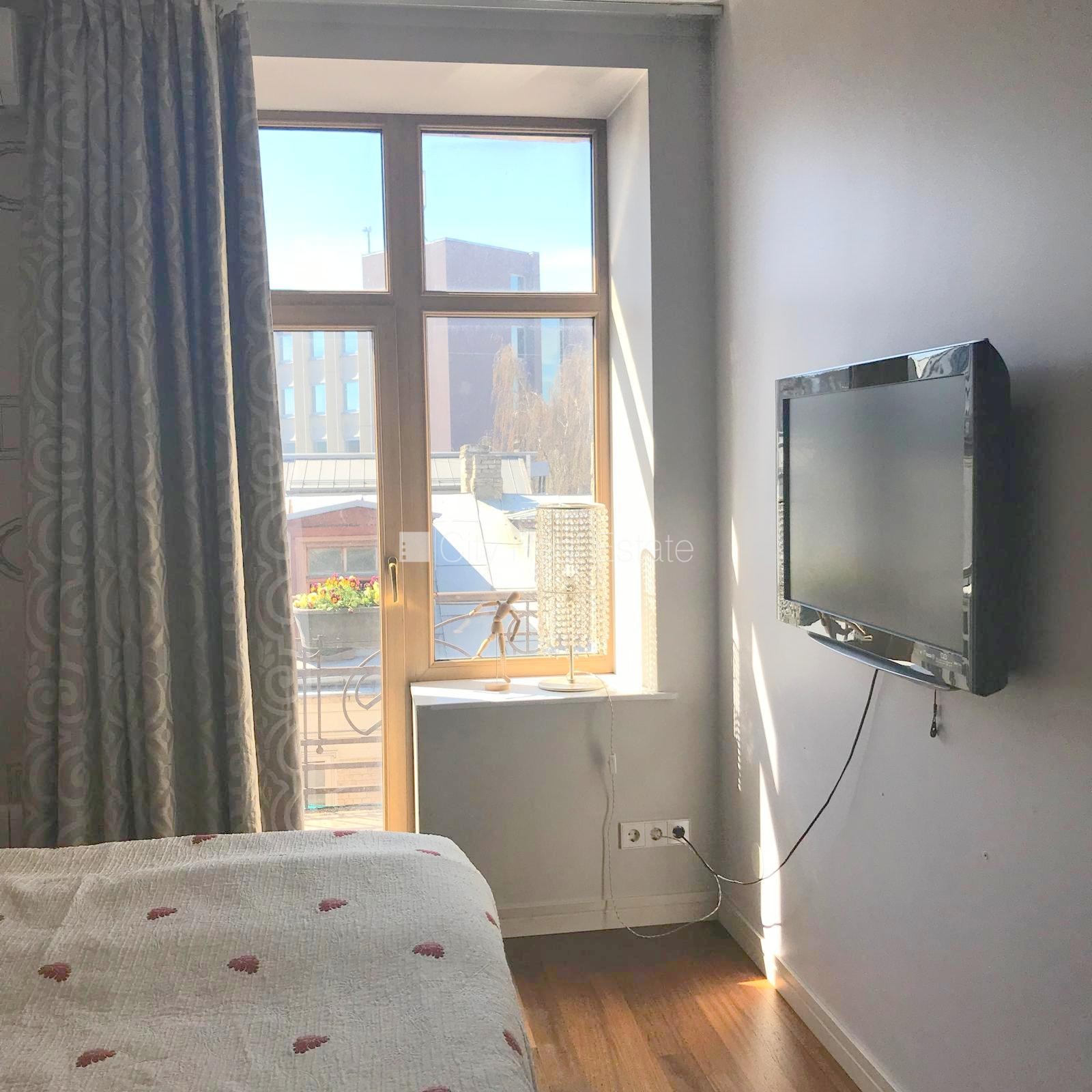 Sludinājumi. Fasādes māja, slēgts pagalms, vieta automašīnai, ieeja no ielas, kāpņu telpa pēc kosmētiskā Cena: 1500 EUR/mēn Foto #17