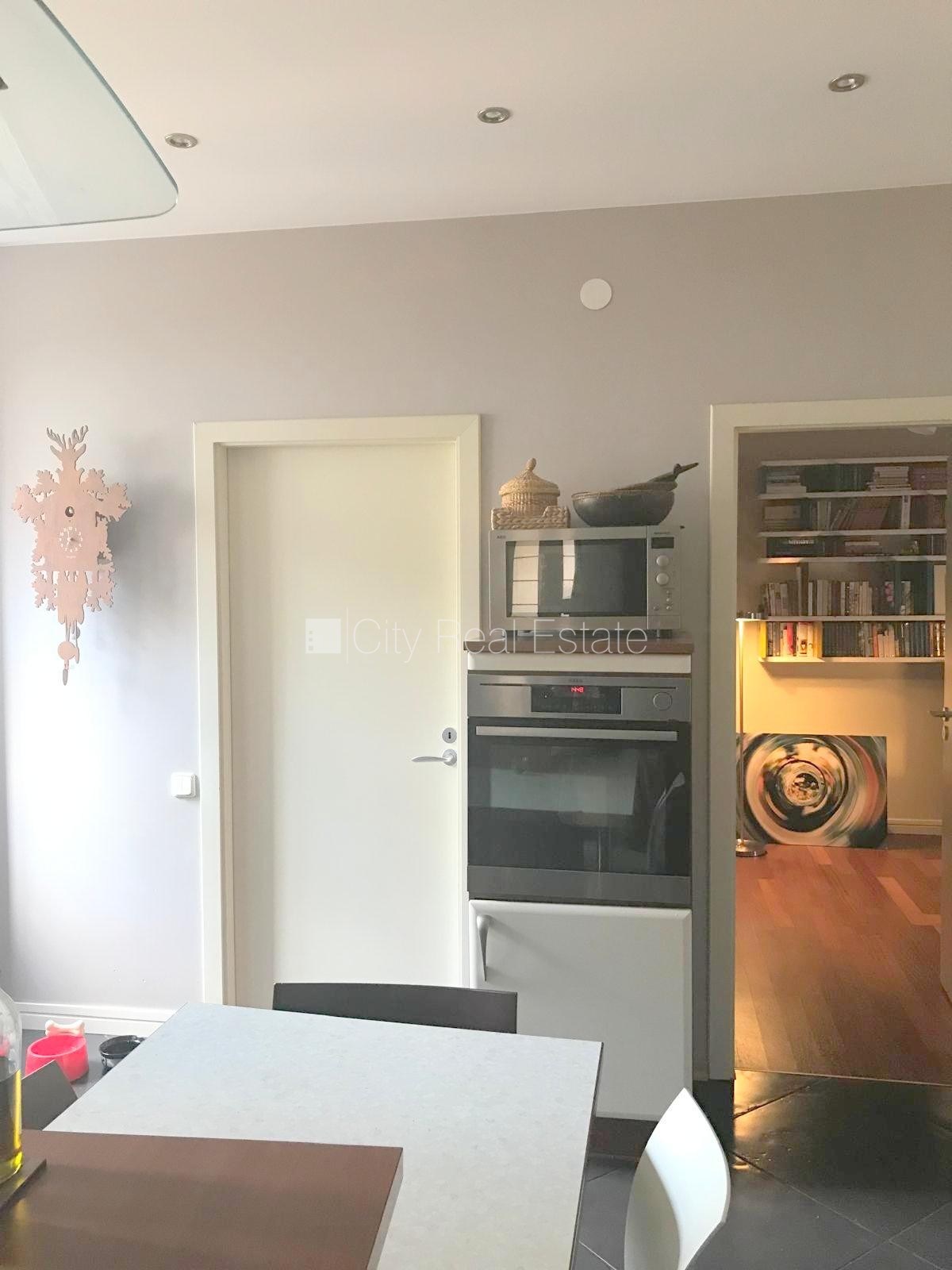 Sludinājumi. Fasādes māja, slēgts pagalms, vieta automašīnai, ieeja no ielas, kāpņu telpa pēc kosmētiskā Cena: 1500 EUR/mēn Foto #8