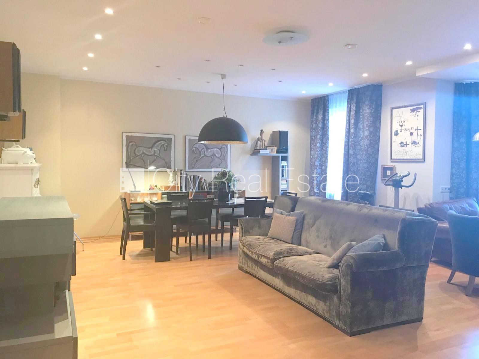 Sludinājumi. Fasādes māja, slēgts pagalms, vieta automašīnai, ieeja no ielas, kāpņu telpa pēc kosmētiskā Cena: 1500 EUR/mēn Foto #1