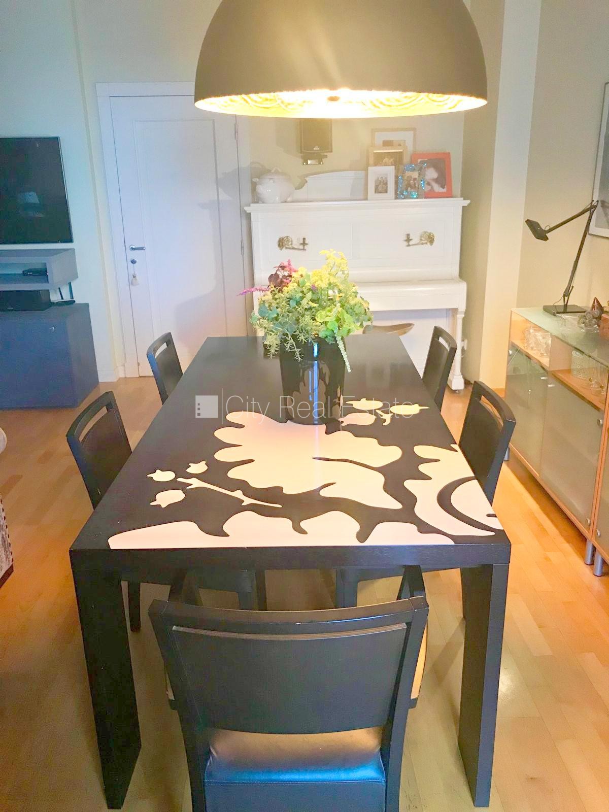 Sludinājumi. Fasādes māja, slēgts pagalms, vieta automašīnai, ieeja no ielas, kāpņu telpa pēc kosmētiskā Cena: 1500 EUR/mēn Foto #3