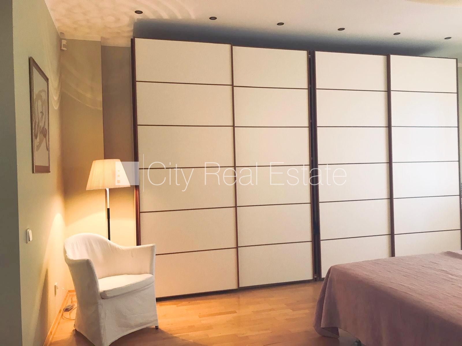 Sludinājumi. Fasādes māja, slēgts pagalms, vieta automašīnai, ieeja no ielas, kāpņu telpa pēc kosmētiskā Cena: 1500 EUR/mēn Foto #13