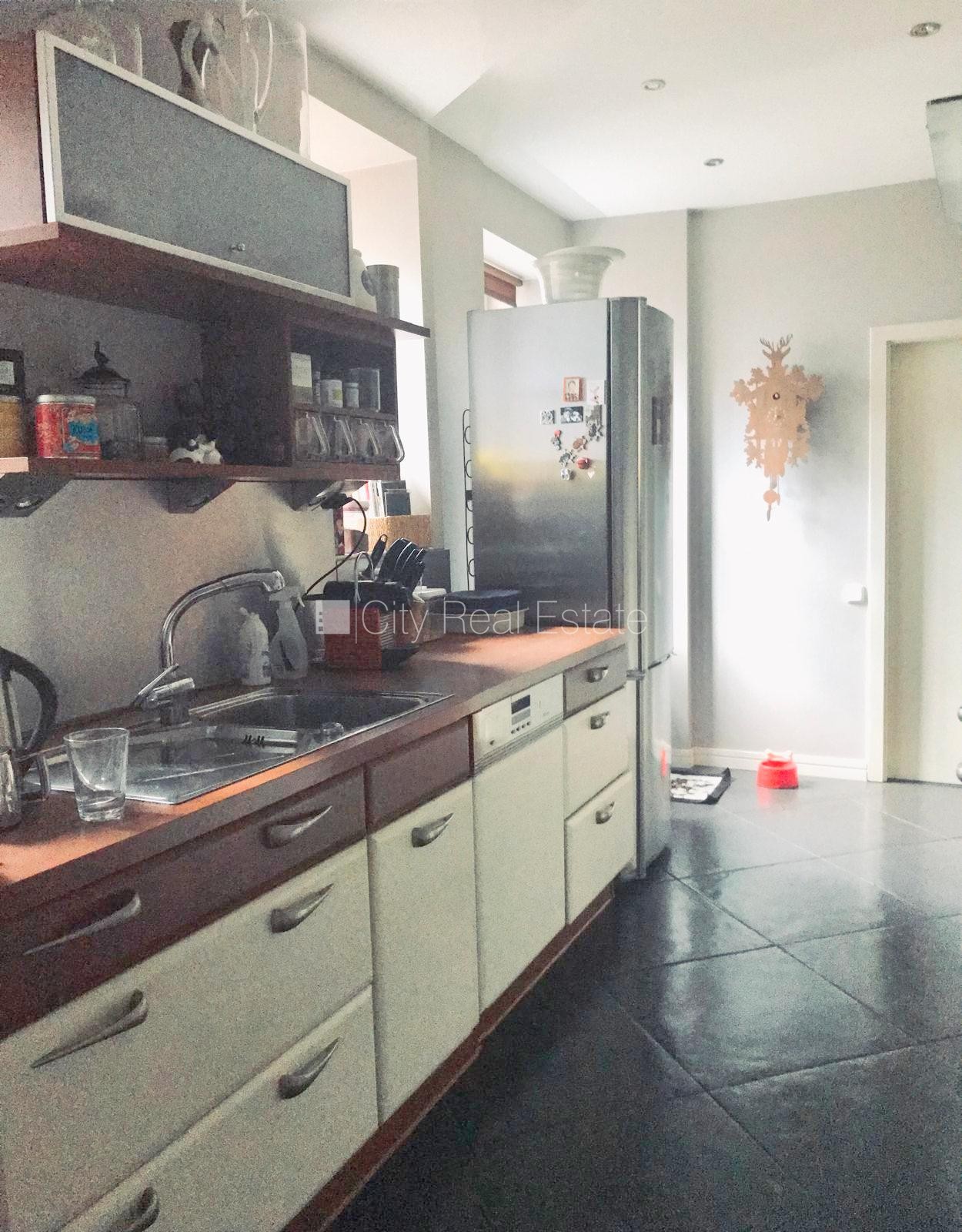 Sludinājumi. Fasādes māja, slēgts pagalms, vieta automašīnai, ieeja no ielas, kāpņu telpa pēc kosmētiskā Cena: 1500 EUR/mēn Foto #6