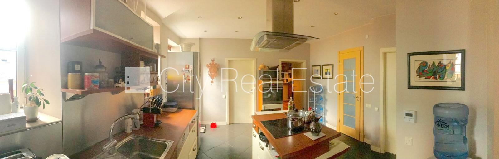 Sludinājumi. Fasādes māja, slēgts pagalms, vieta automašīnai, ieeja no ielas, kāpņu telpa pēc kosmētiskā Cena: 1500 EUR/mēn Foto #7