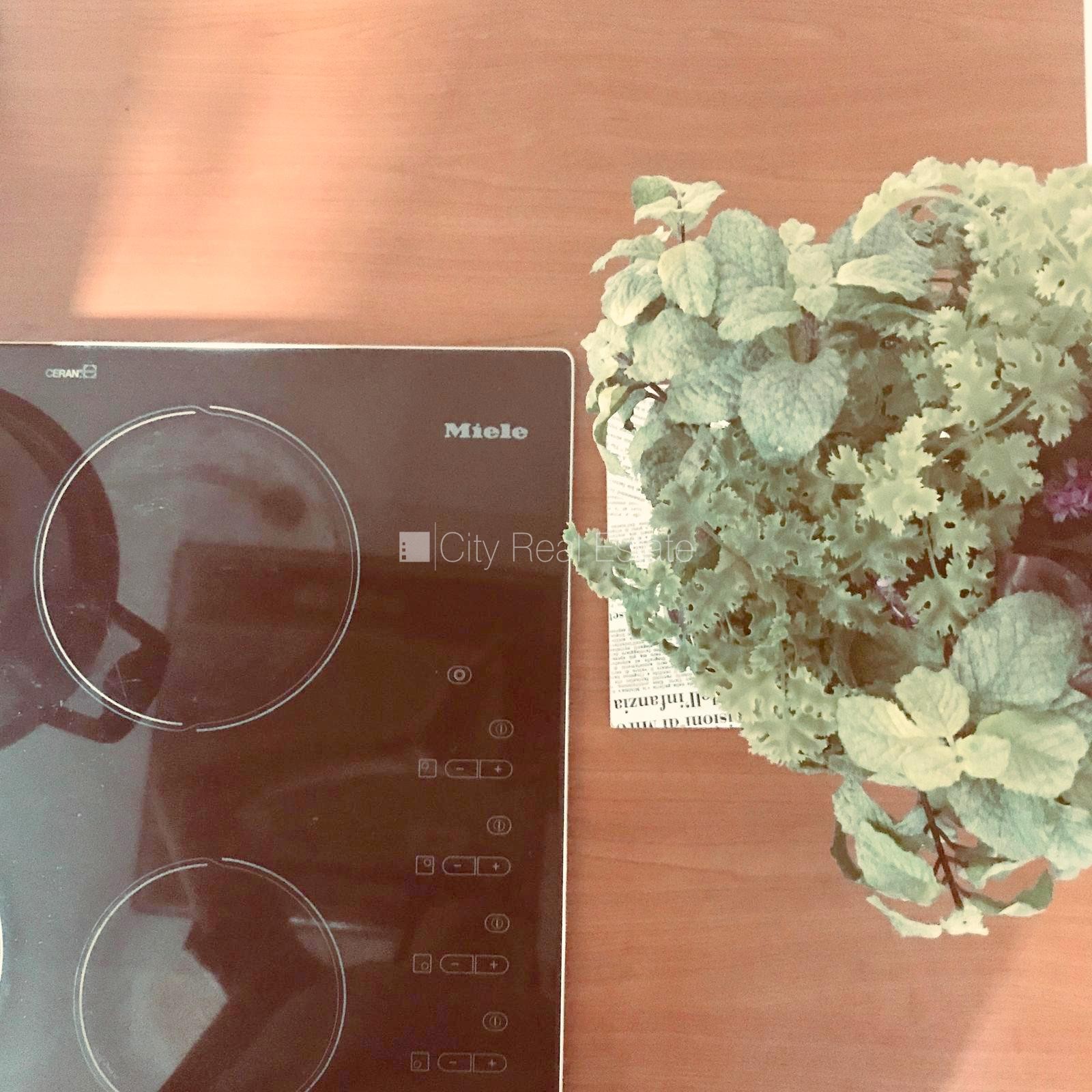 Sludinājumi. Fasādes māja, slēgts pagalms, vieta automašīnai, ieeja no ielas, kāpņu telpa pēc kosmētiskā Cena: 1500 EUR/mēn Foto #9