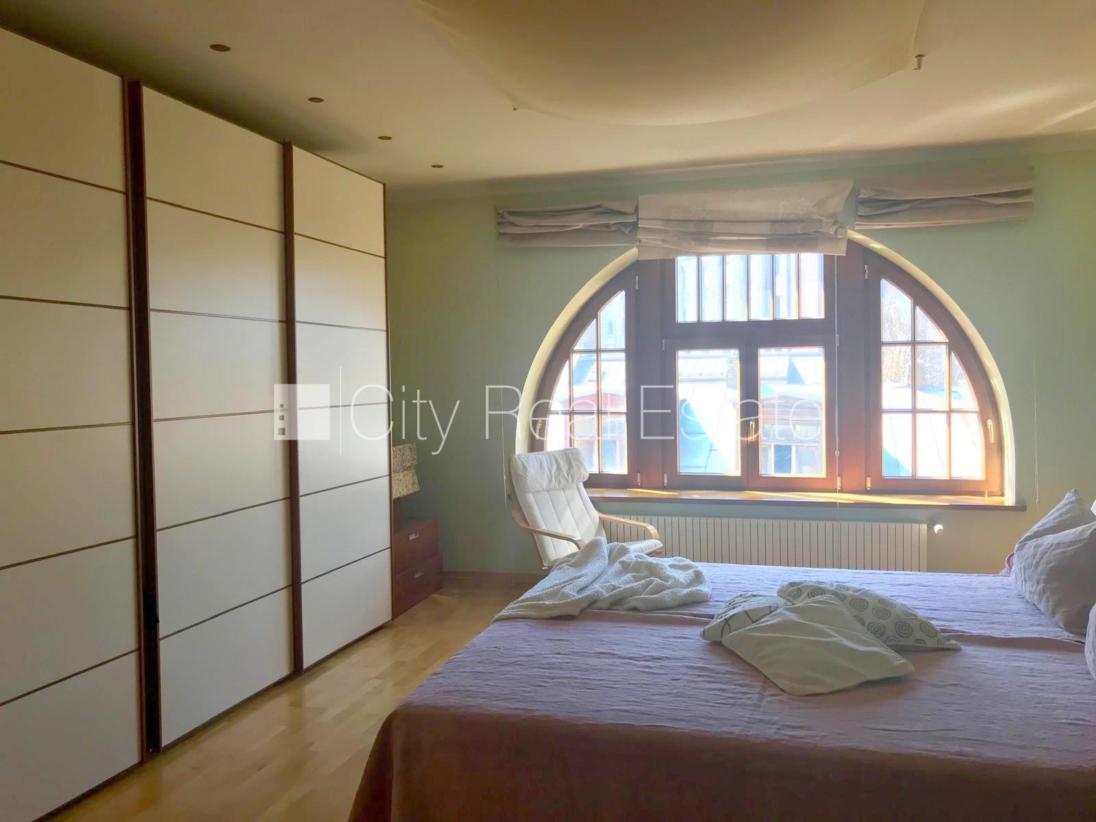 Sludinājumi. Fasādes māja, slēgts pagalms, vieta automašīnai, ieeja no ielas, kāpņu telpa pēc kosmētiskā Cena: 1500 EUR/mēn Foto #12