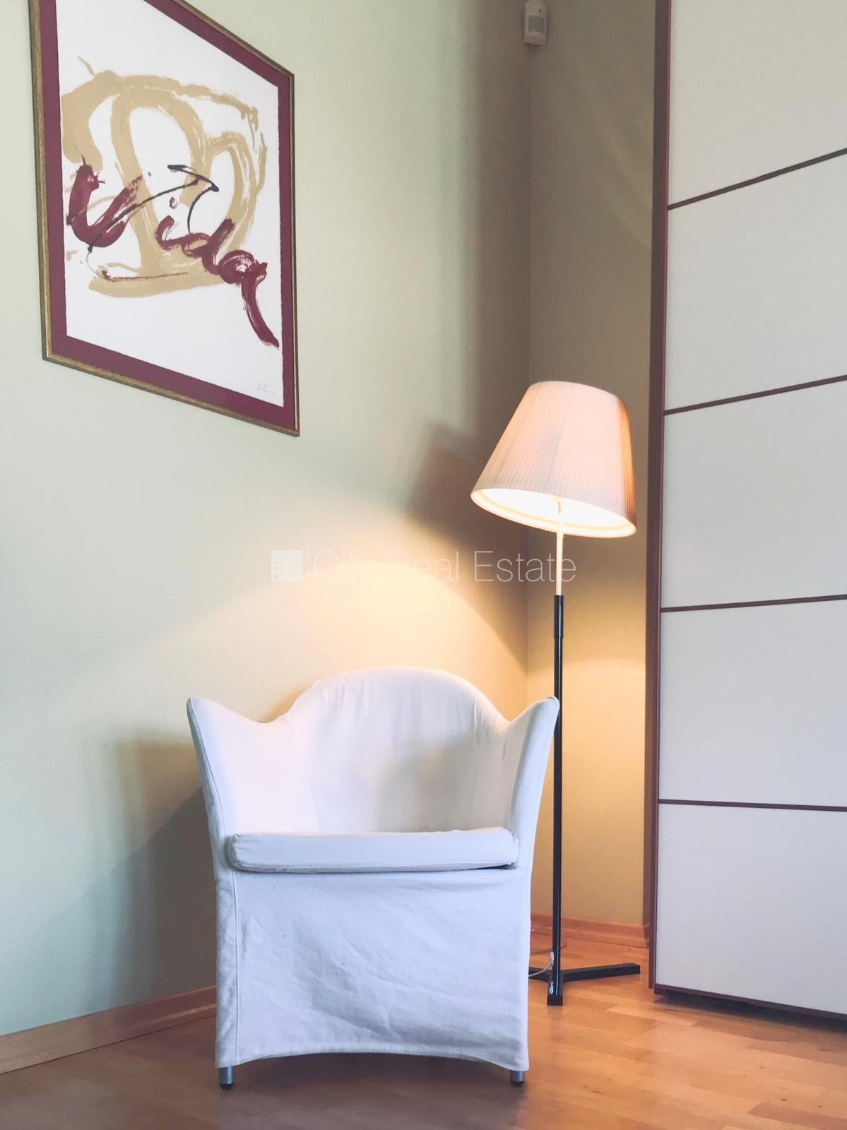 Sludinājumi. Fasādes māja, slēgts pagalms, vieta automašīnai, ieeja no ielas, kāpņu telpa pēc kosmētiskā Cena: 1500 EUR/mēn Foto #22