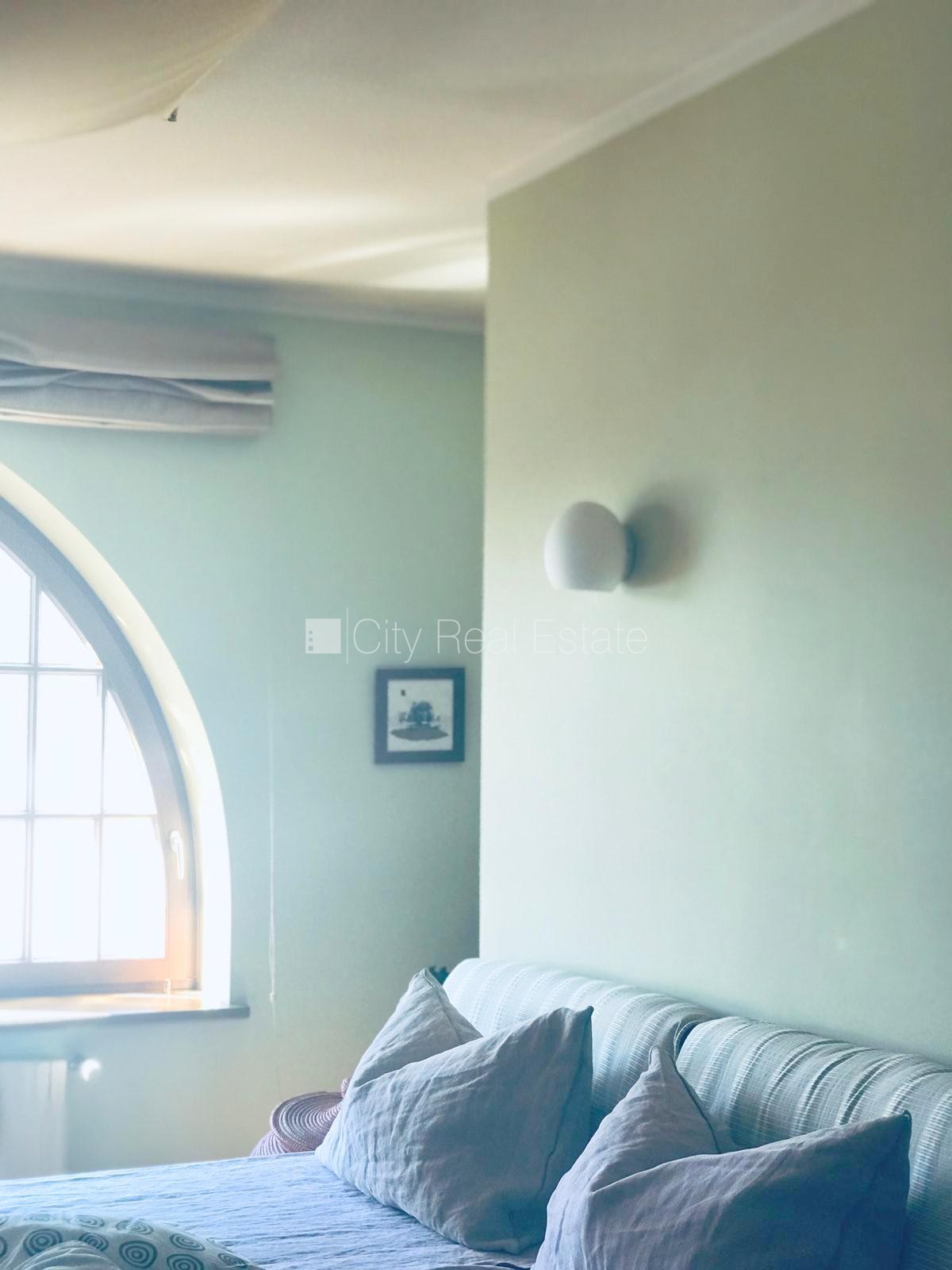 Sludinājumi. Fasādes māja, slēgts pagalms, vieta automašīnai, ieeja no ielas, kāpņu telpa pēc kosmētiskā Cena: 1500 EUR/mēn Foto #15