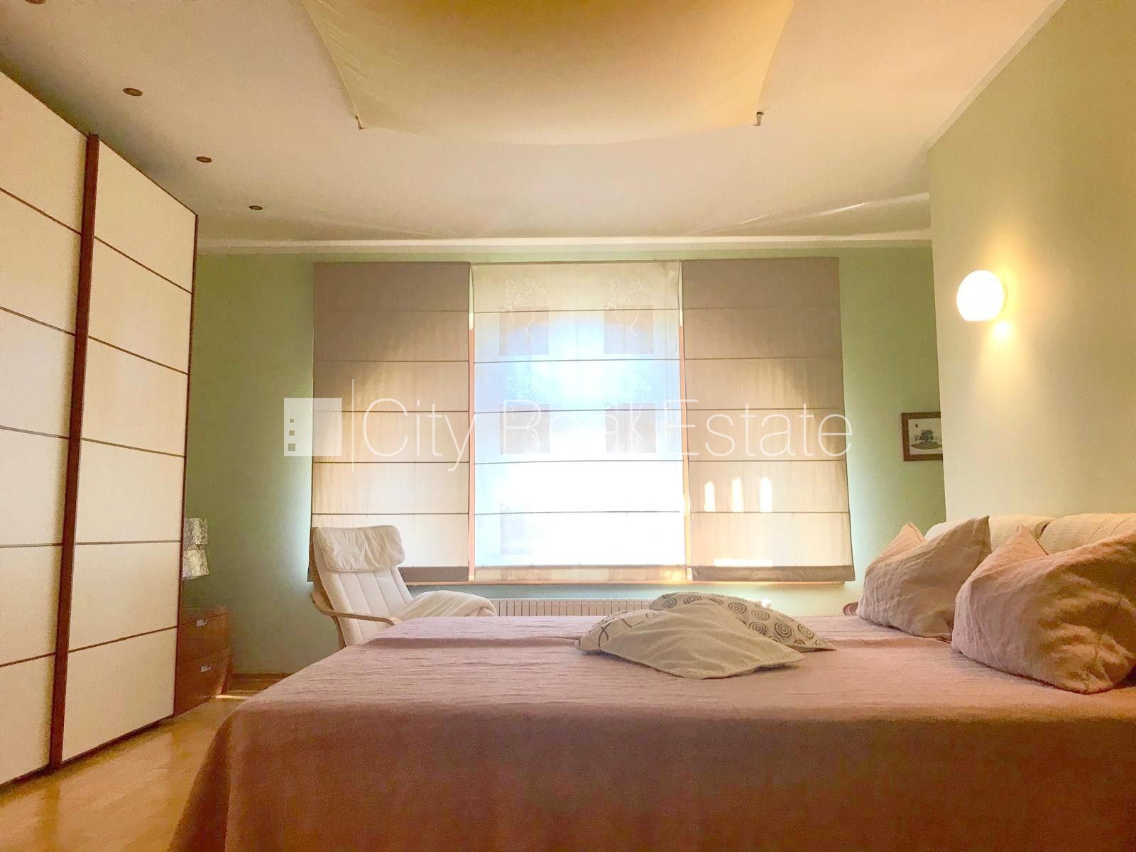 Sludinājumi. Fasādes māja, slēgts pagalms, vieta automašīnai, ieeja no ielas, kāpņu telpa pēc kosmētiskā Cena: 1500 EUR/mēn Foto #14