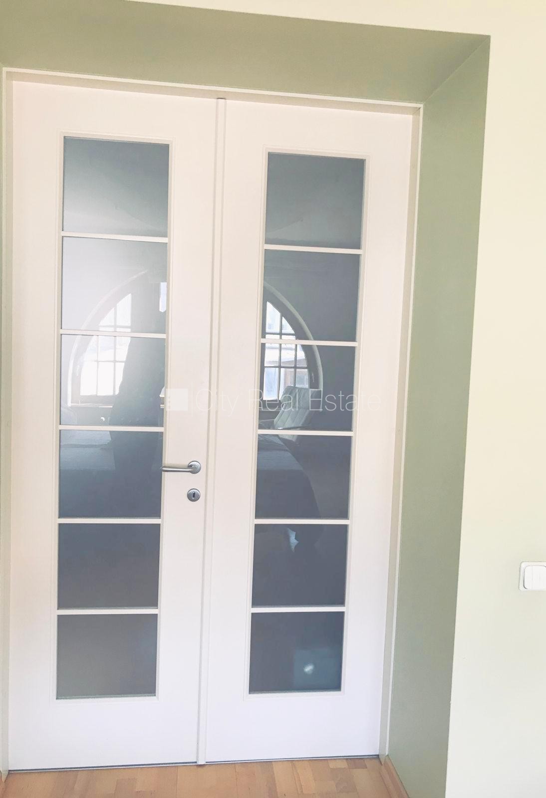 Sludinājumi. Fasādes māja, slēgts pagalms, vieta automašīnai, ieeja no ielas, kāpņu telpa pēc kosmētiskā Cena: 1500 EUR/mēn Foto #16