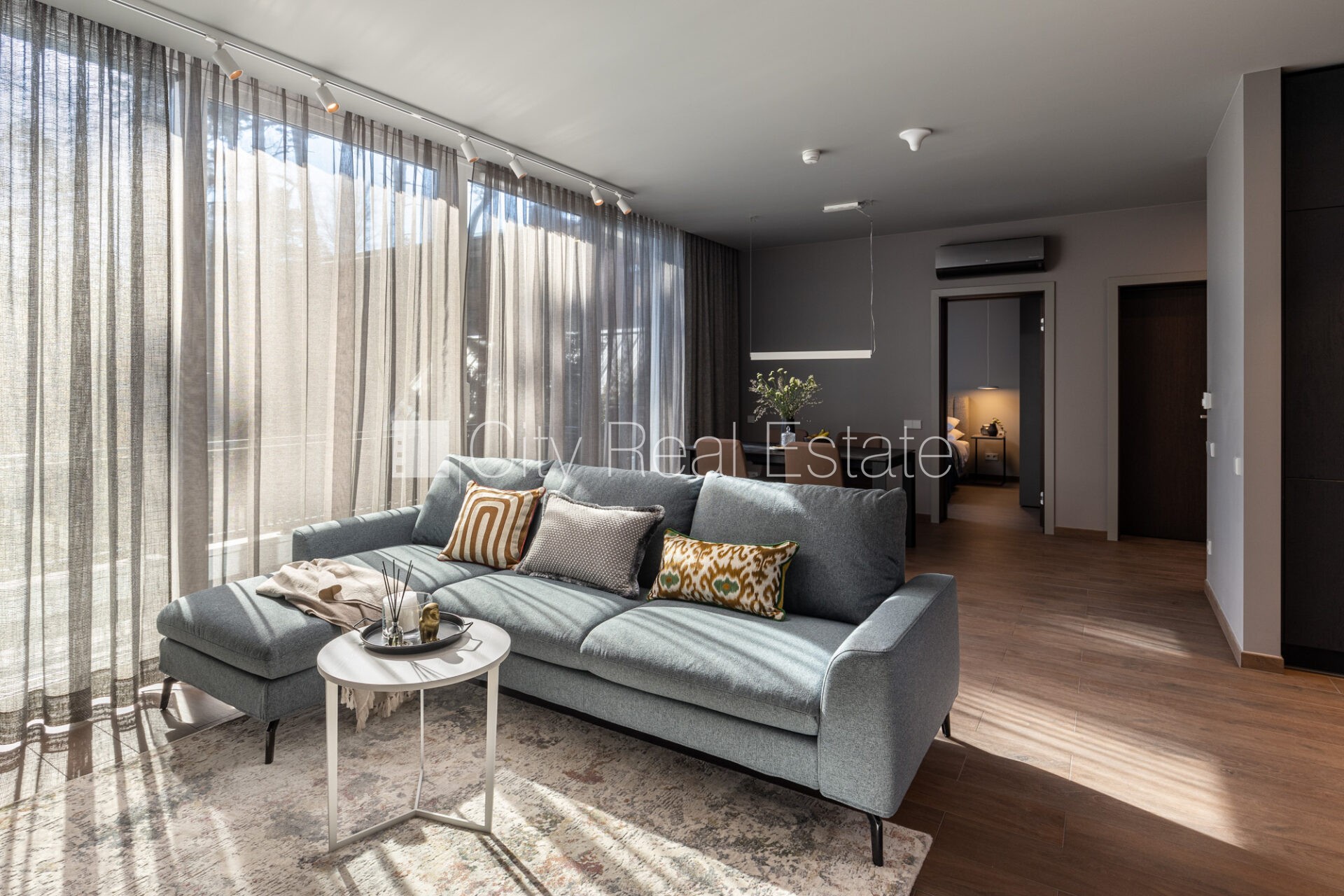 Sludinājumi. Šo dzīvokli izīrē pa diennaktīm (īstermiņa īre), īres cena sludinājumā norādīta par vienu diennakts Cena: 300 EUR/mēn Foto #1