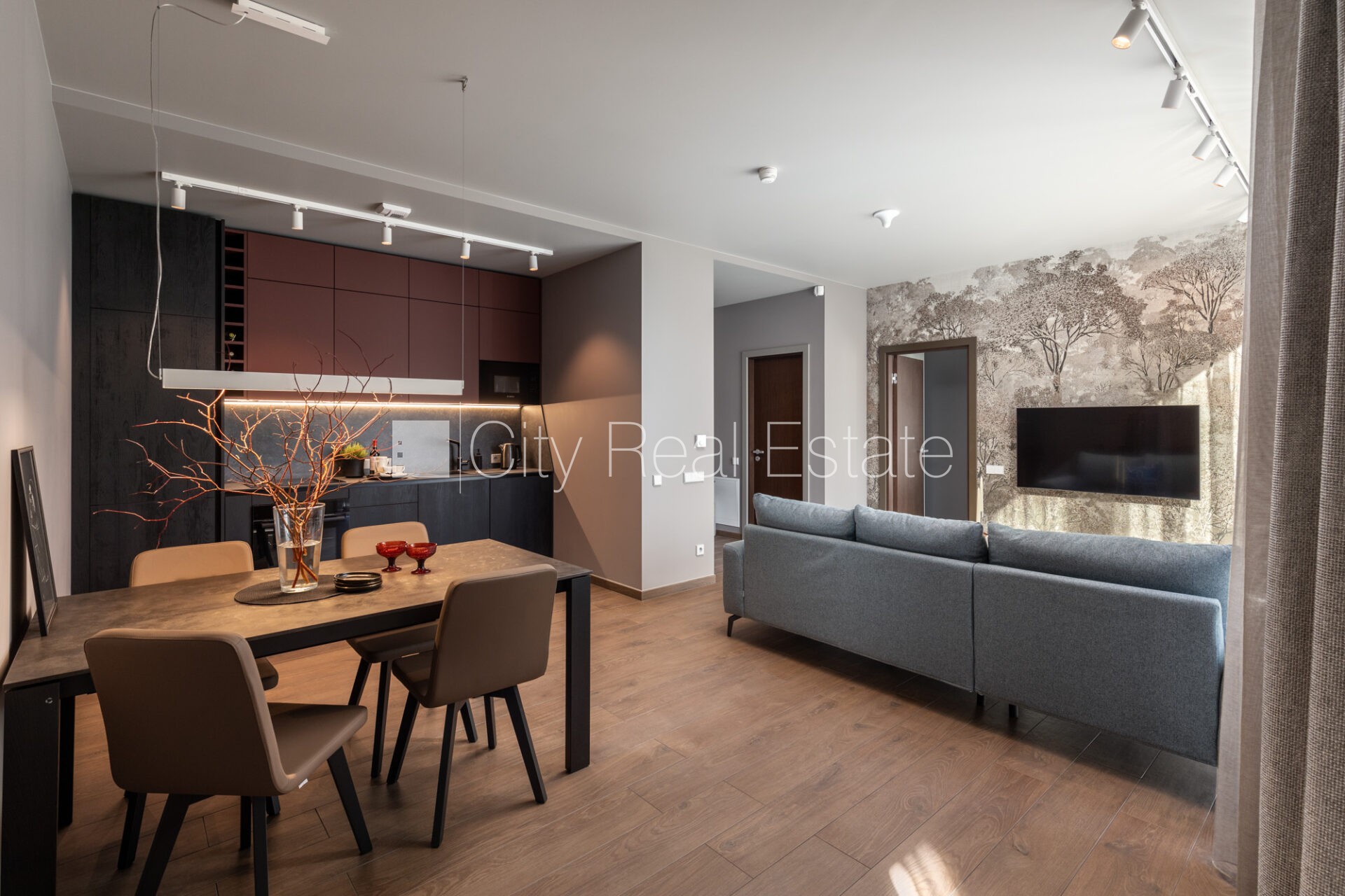 Sludinājumi. Šo dzīvokli izīrē pa diennaktīm (īstermiņa īre), īres cena sludinājumā norādīta par vienu diennakts Cena: 300 EUR/mēn Foto #1