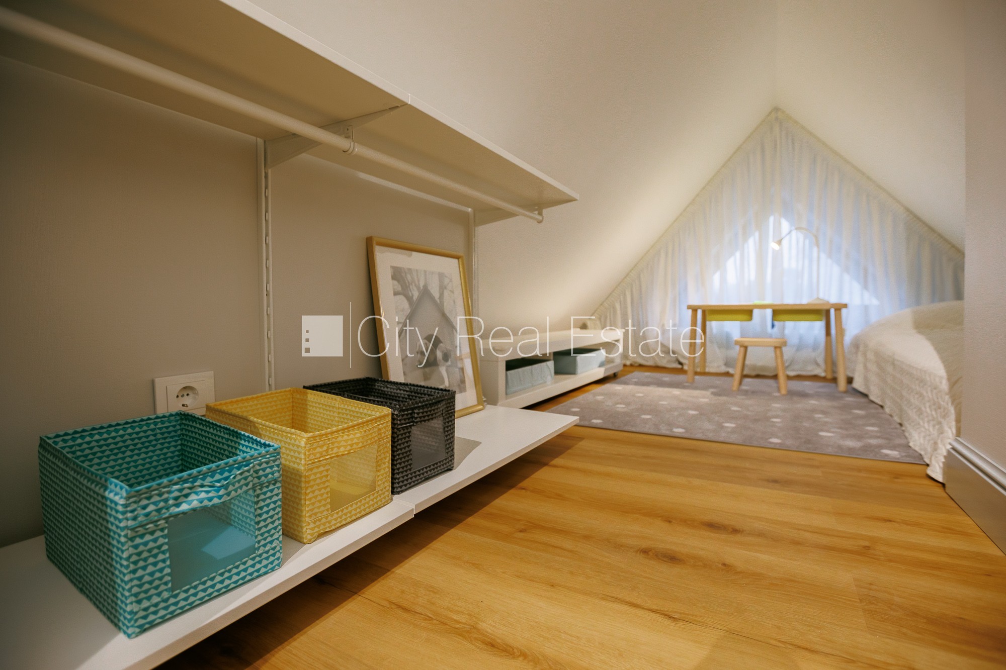 Sludinājumi. Jaunceltne, labiekārtots apzaļumots pagalms, slēgts pagalms, apzaļumota teritorija ar jaunu kokaugu Cena: 1900 EUR/mēn Foto #17